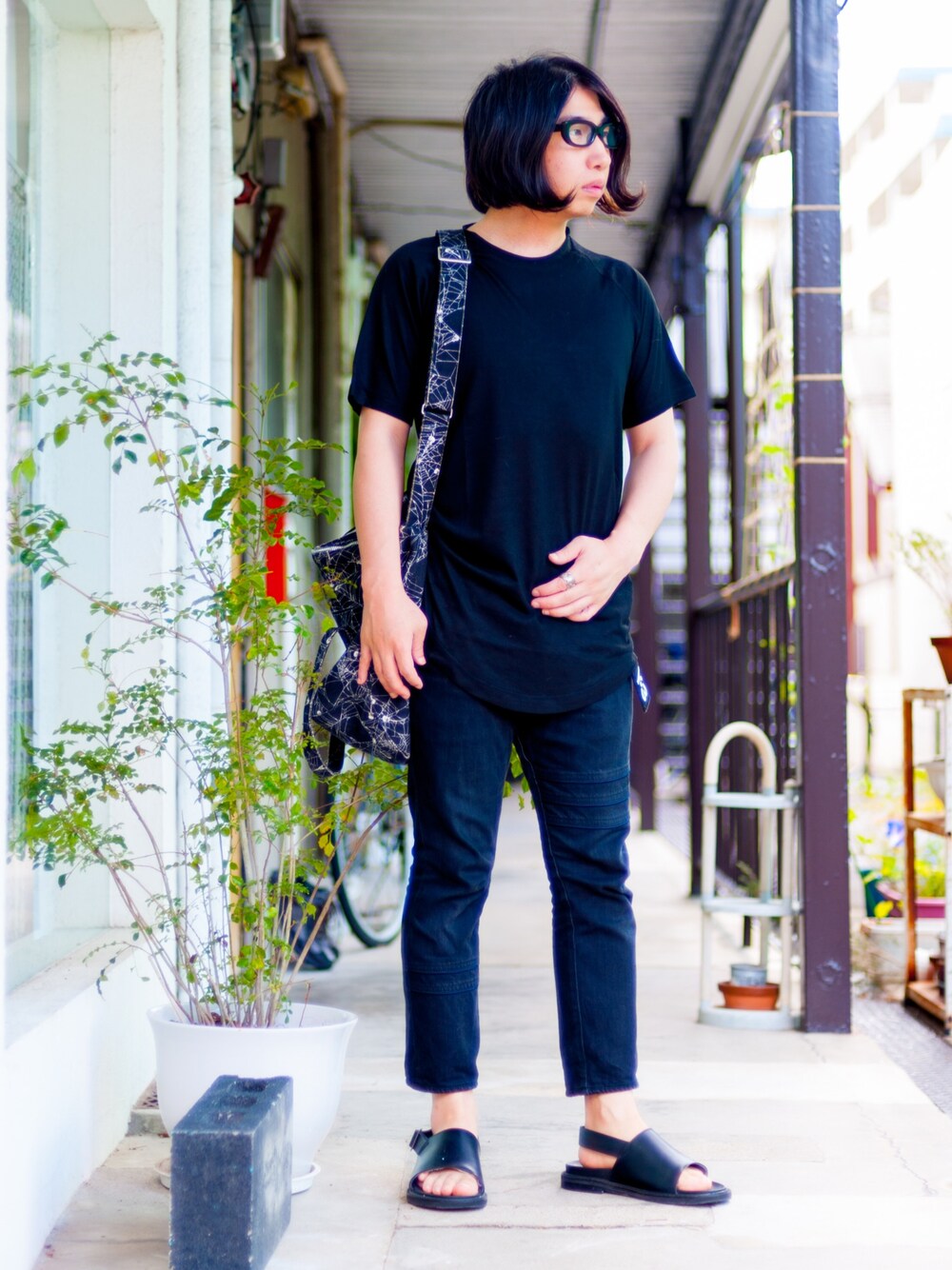 ブラック系のTシャツ/カットソー、ブラック系のデニムパンツ、ブラック系のショルダーバッグを着用したメンズの夏コーディネートの1枚目の写真