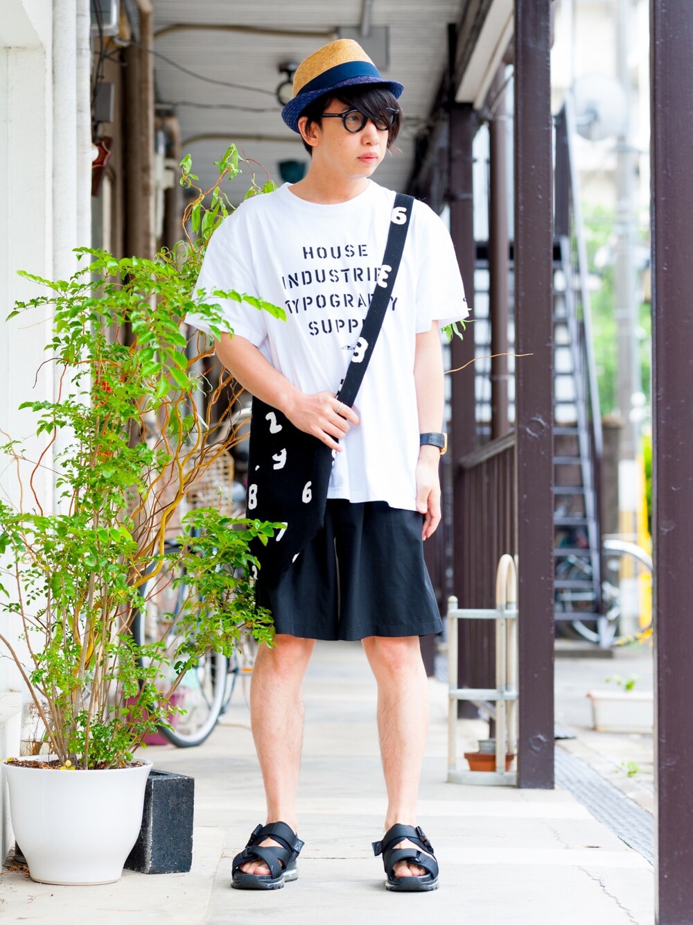 ホワイト系のTシャツ/カットソー、ブラック系のその他パンツ、ブラック系のサンダルを着用したメンズの夏コーディネートの1枚目の写真