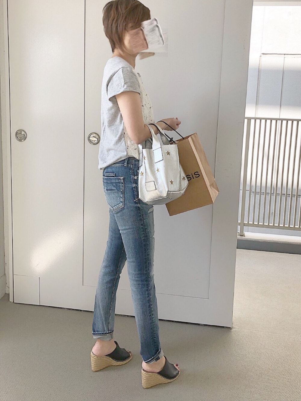 「デニム、シンプル、カジュアルコーデ」｜「YANUKのアイテム（デニムパンツ、ブルー系）」を使った、ななまるさん（レディース・161cm）の春コーディネートの1枚目の写真