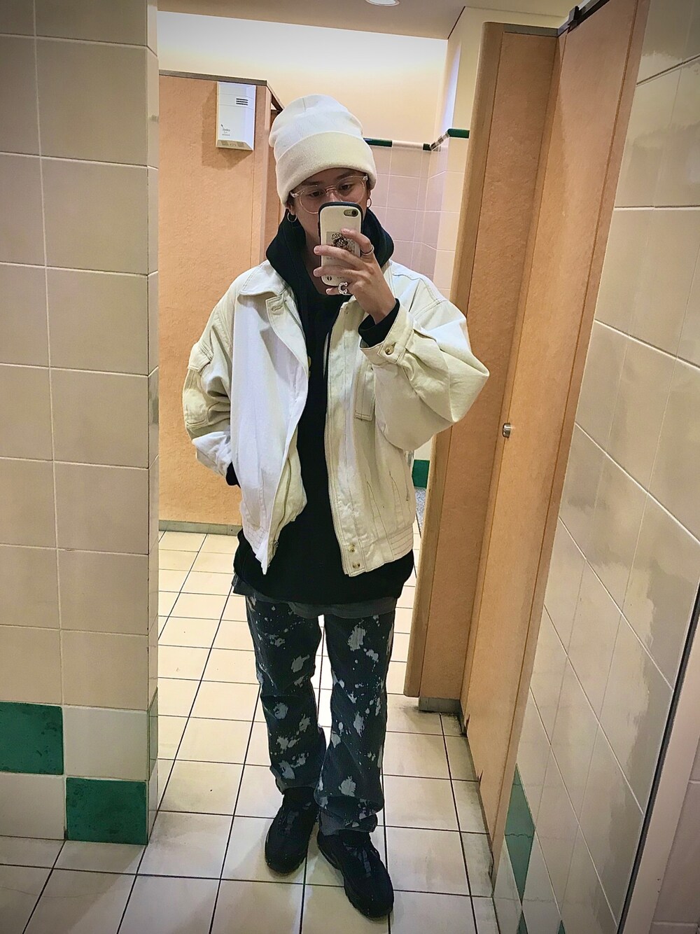 「レイヤードスタイル、韓国ファッション、休日スタイル、パーカー」｜「Supreme のアイテム（ニットキャップ/ビーニー、ホワイト系）」を使った、Juntapさん（メンズ・172cm）の秋コーディネートの1枚目の写真