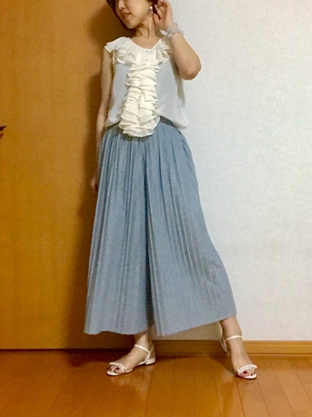 グレー系のその他パンツ、その他のその他を着用したレディースの夏コーディネートの1枚目の写真