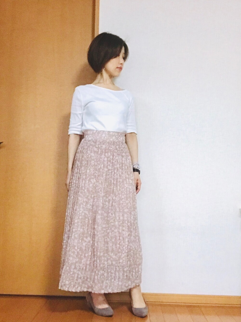 ベージュ系のスカート、ベージュ系のパンプス、ホワイト系のTシャツ/カットソーを着用したレディースの夏コーディネートの1枚目の写真