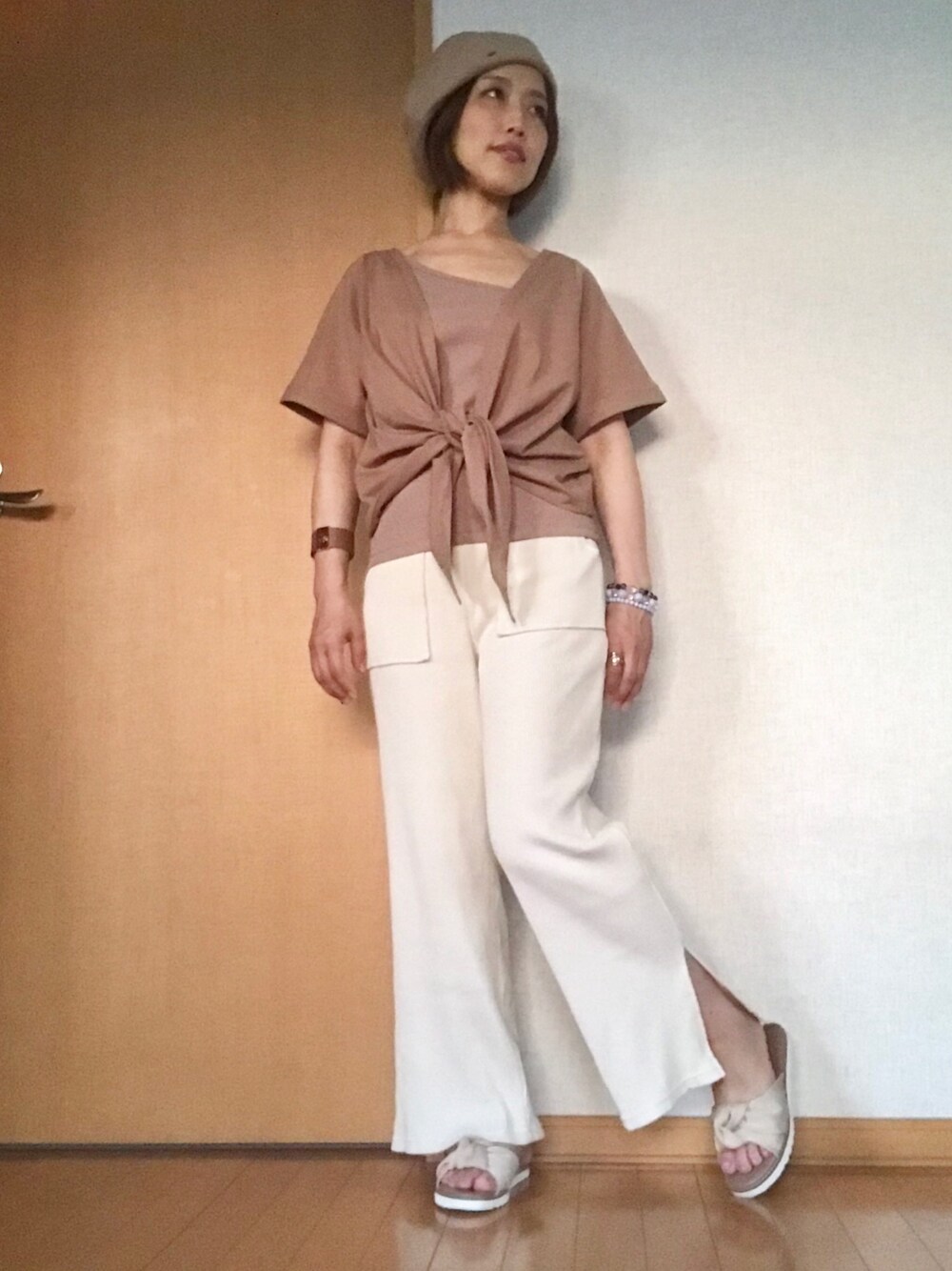 ベージュ系のその他パンツ、ベージュ系のサンダル、ブラウン系のTシャツ/カットソーを着用したレディースの秋コーディネートの1枚目の写真