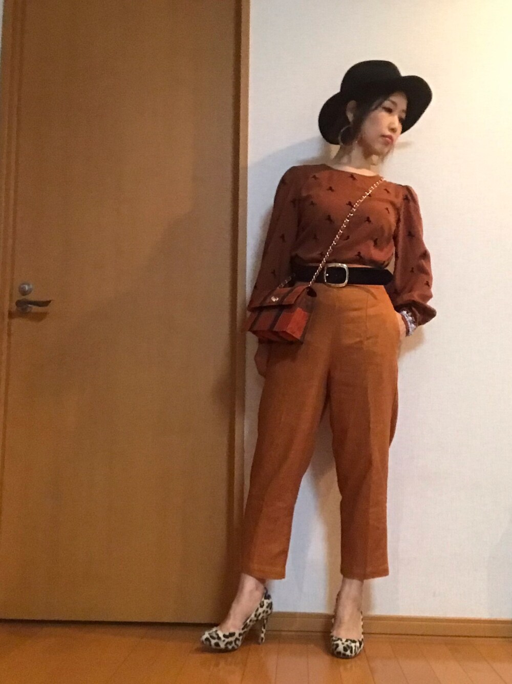 ブラウン系のパンツ、ブラウン系のシャツ/ブラウス、ベージュ系のパンプスを着用したレディースの秋コーディネートの1枚目の写真