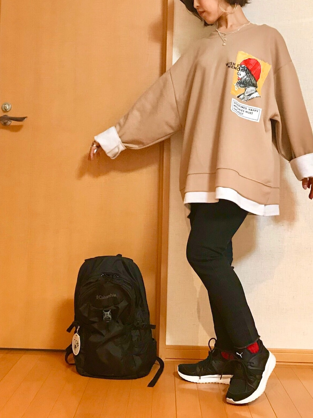 ベージュ系のスウェット、ブラック系のデニムパンツ、ブラック系のスニーカーを着用したレディースの秋コーディネートの1枚目の写真