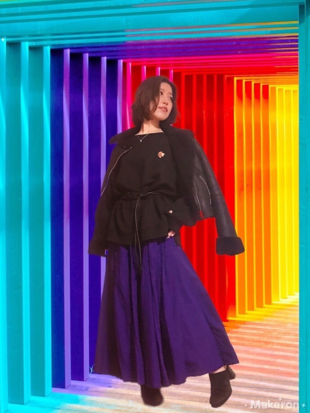 ブラック系のスウェット、パープル系のスカート、ブラック系のサンダルを着用したレディースの春コーディネートの1枚目の写真