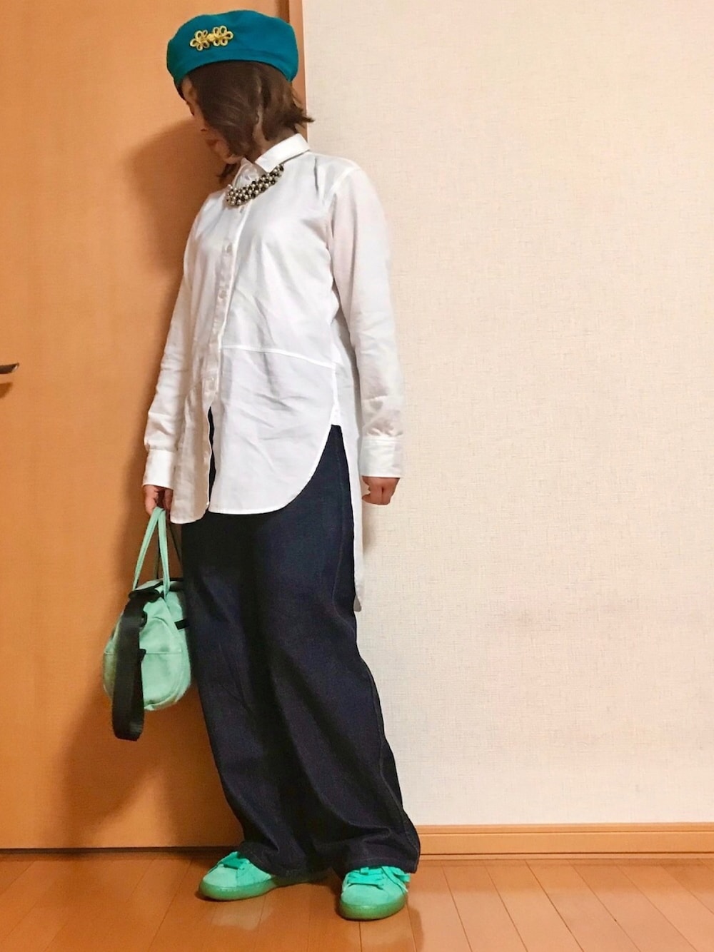 ホワイト系のシャツ/ブラウス、ブルー系のデニムパンツ、グリーン系のスニーカーを着用したレディースの春コーディネートの1枚目の写真