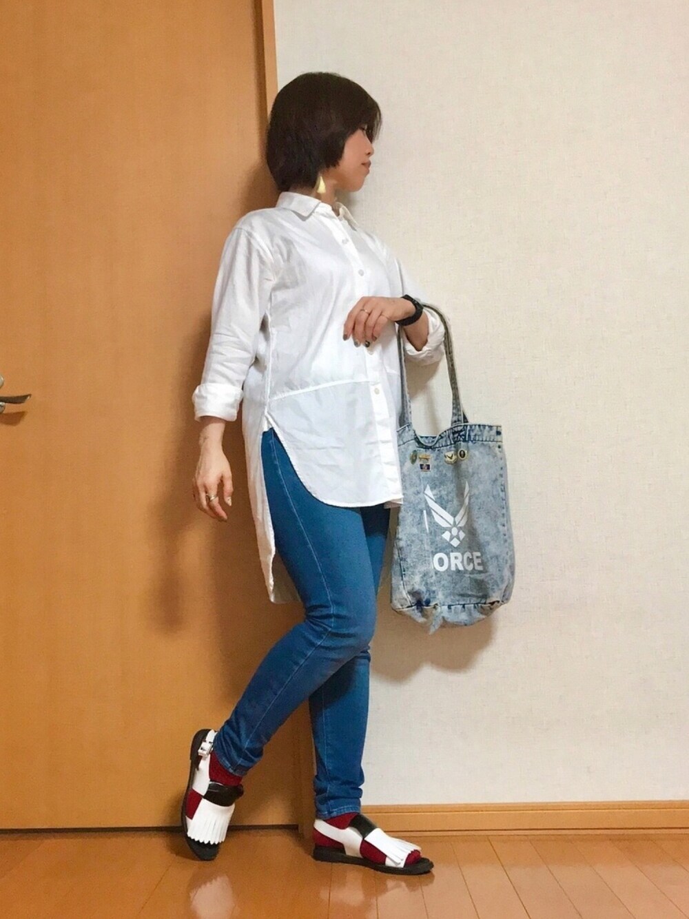 ホワイト系のシャツ/ブラウス、ブルー系のデニムパンツ、ホワイト系のサンダルを着用したレディースの春コーディネートの1枚目の写真