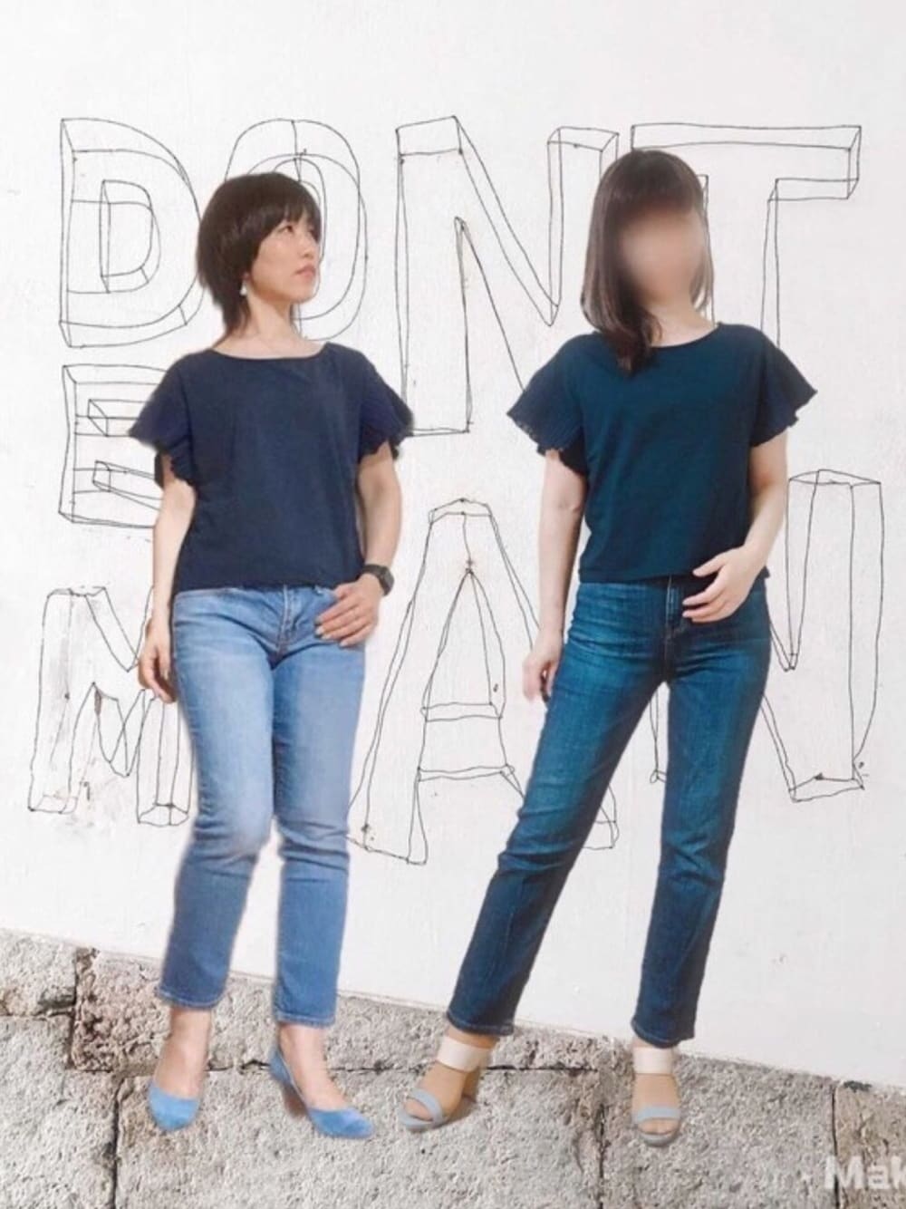 ブルー系のデニムパンツ、ブルー系のTシャツ/カットソー、ブルー系のパンプスを着用したレディースの夏コーディネートの1枚目の写真