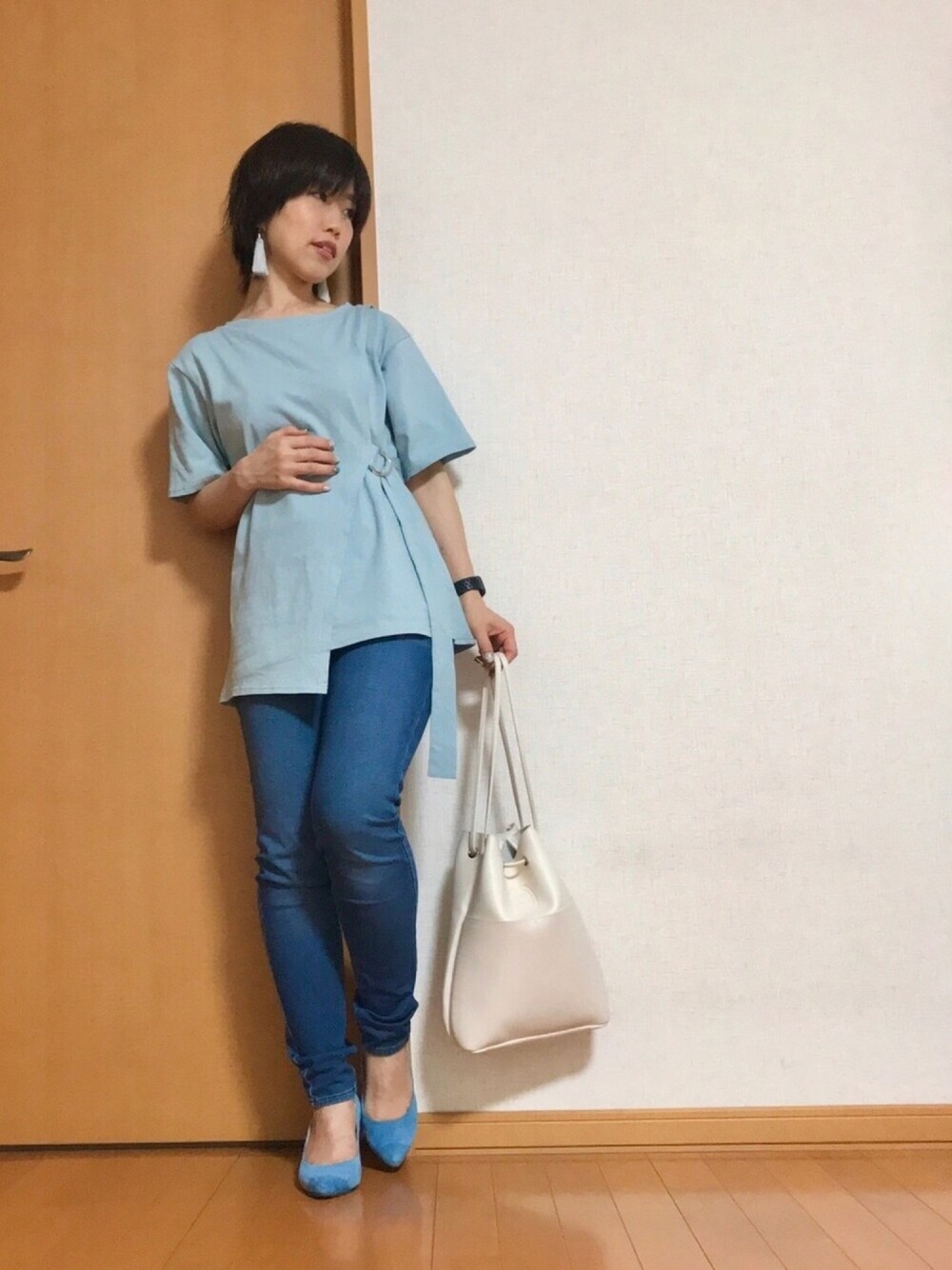 ブルー系のTシャツ/カットソー、ブルー系のデニムパンツ、ブルー系のパンプスを着用したレディースの夏コーディネートの1枚目の写真