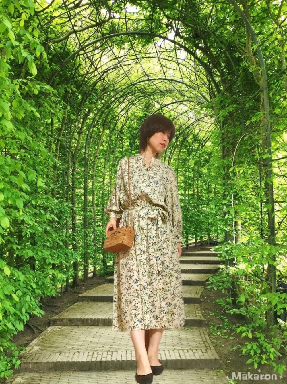 ベージュ系のワンピース、ベージュ系のショルダーバッグ、ベージュ系のワンピースを着用したレディースの夏コーディネートの1枚目の写真