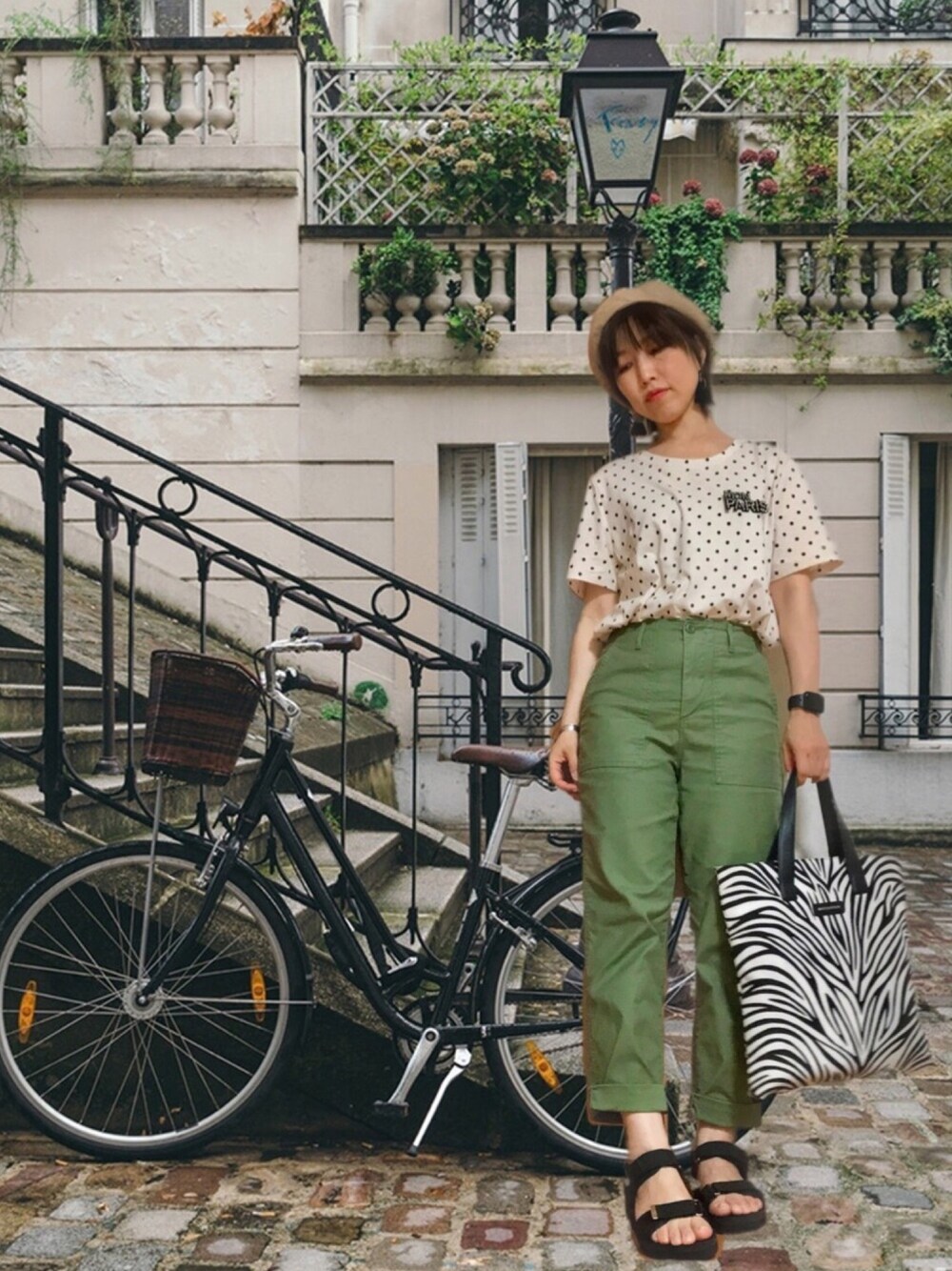 グリーン系のその他パンツ、ベージュ系のTシャツ/カットソー、ブラック系のサンダルを着用したレディースの夏コーディネートの1枚目の写真