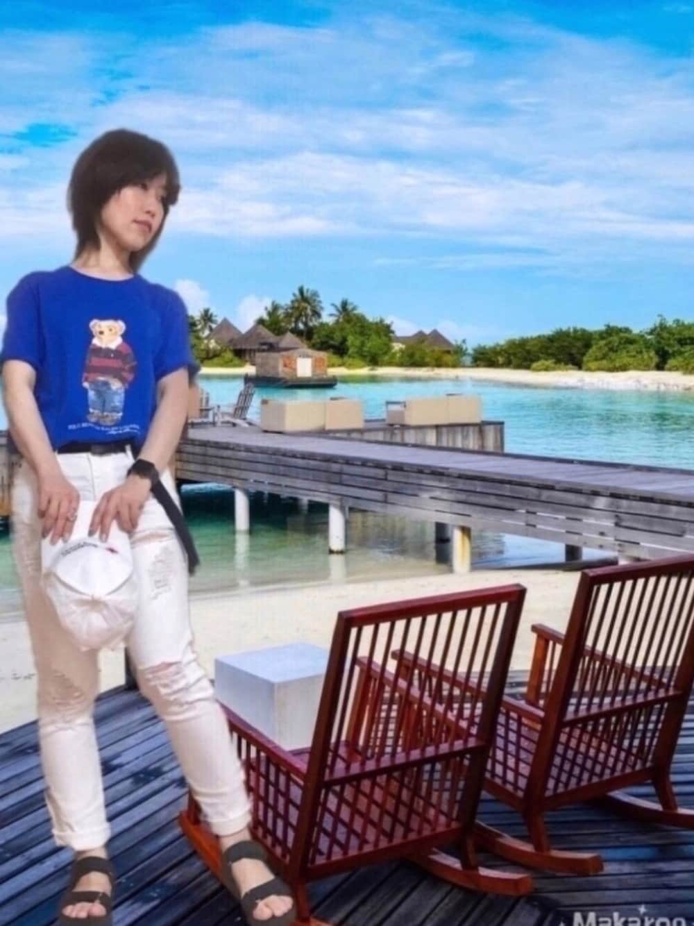 ブルー系のTシャツ/カットソー、ホワイト系のデニムパンツ、ブラック系のサンダルを着用したレディースの夏コーディネートの1枚目の写真