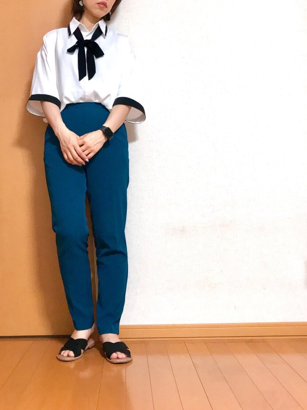 グリーン系のその他パンツ、ホワイト系のシャツ/ブラウス、その他の雑誌を着用したレディースの夏コーディネートの1枚目の写真