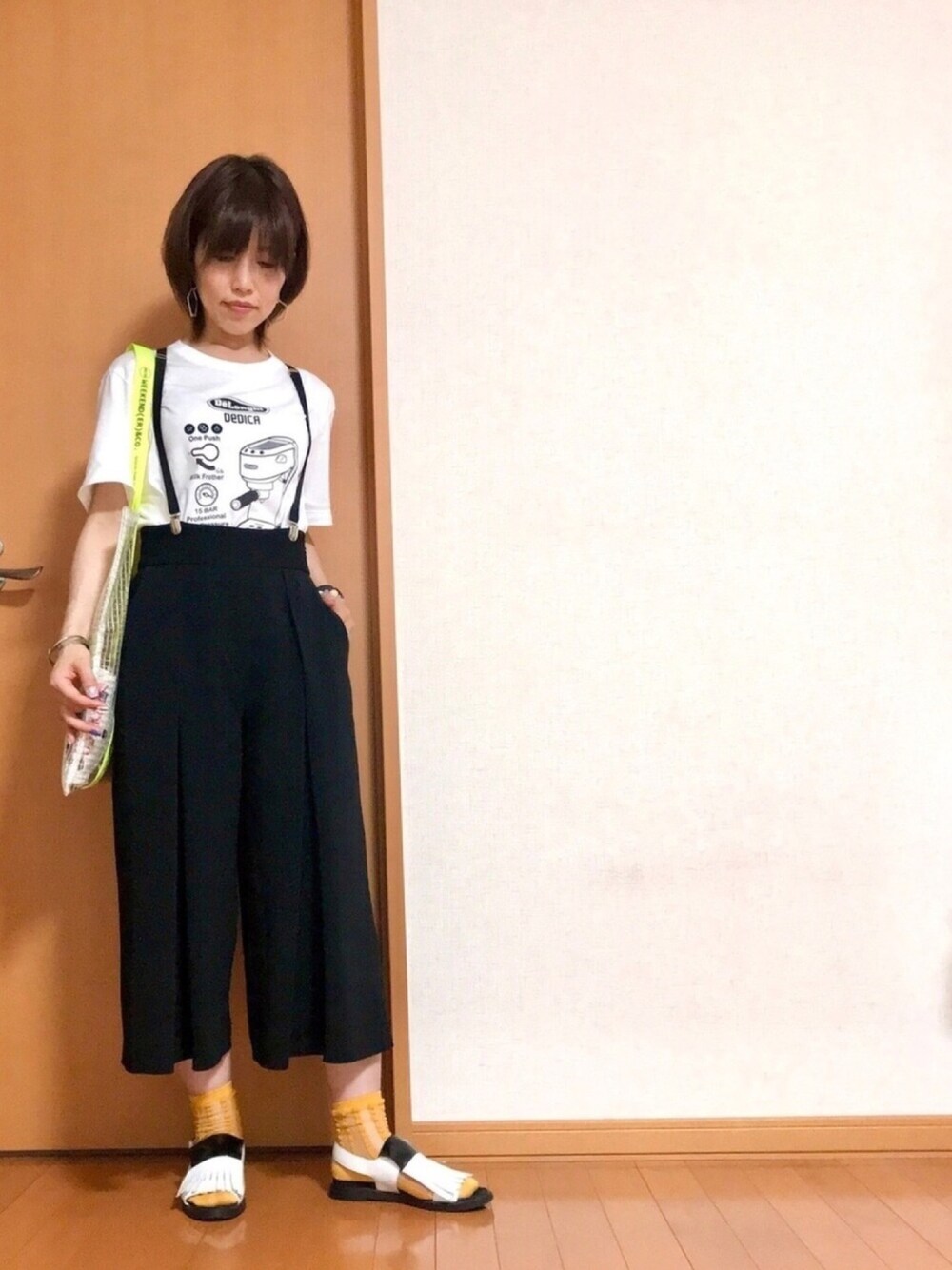 ブラック系のその他パンツ、ホワイト系のTシャツ/カットソー、イエロー系のトートバッグを着用したレディースの夏コーディネートの1枚目の写真