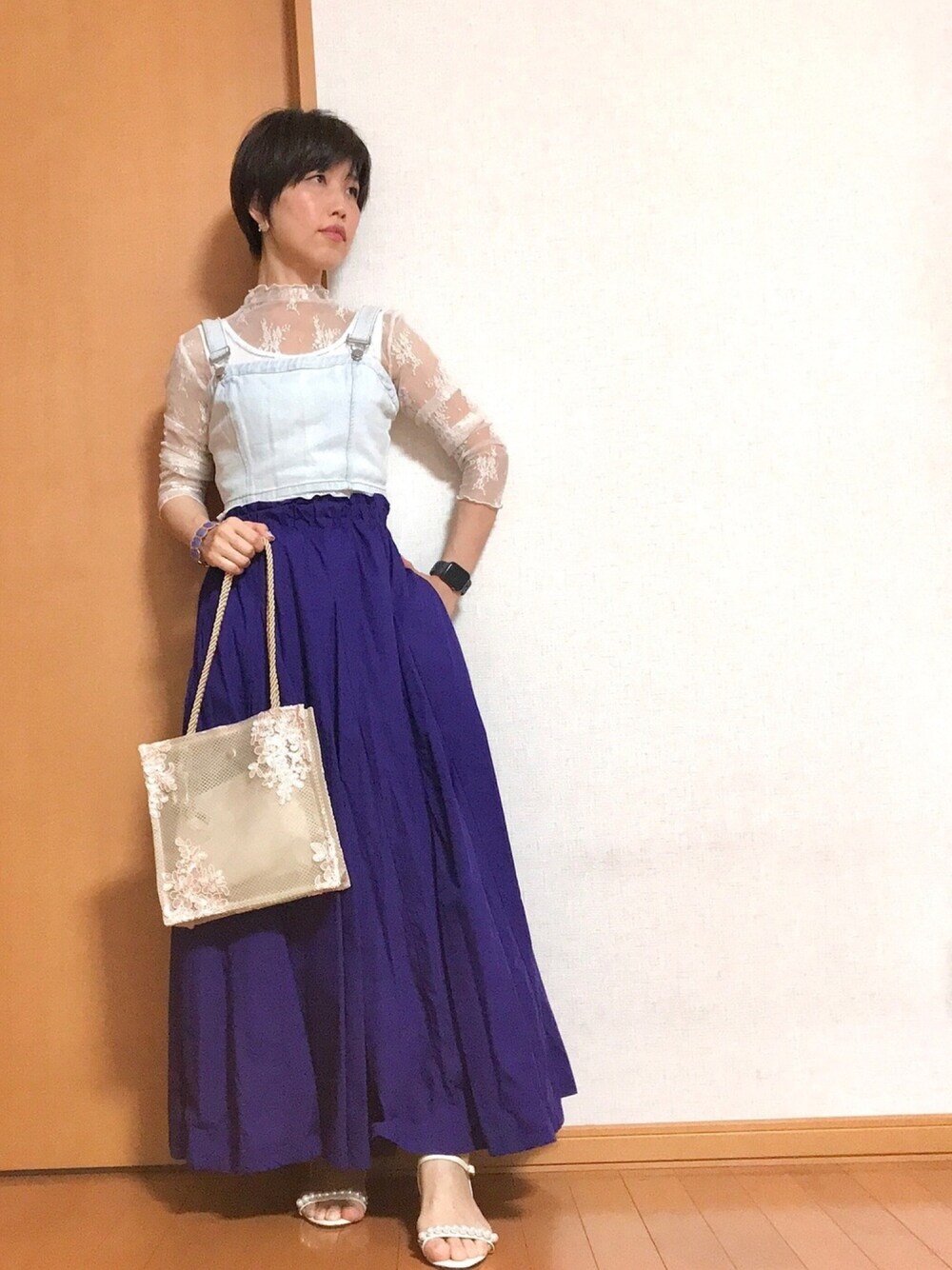 パープル系のスカート、ホワイト系のトートバッグ、ホワイト系のTシャツ/カットソーを着用したレディースの秋コーディネートの1枚目の写真