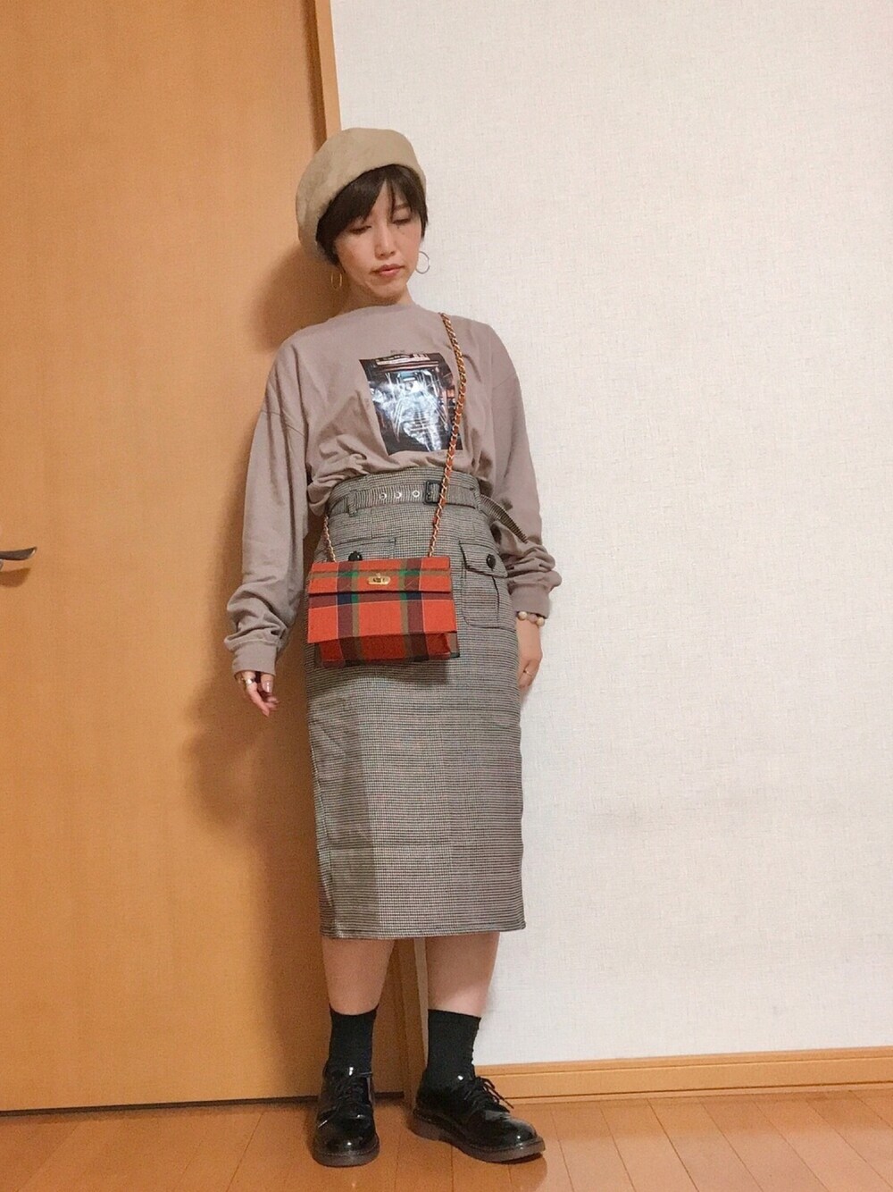 ベージュ系のスカート、ベージュ系のTシャツ/カットソー、ベージュ系のハンチング/ベレー帽を着用したレディースの秋コーディネートの1枚目の写真