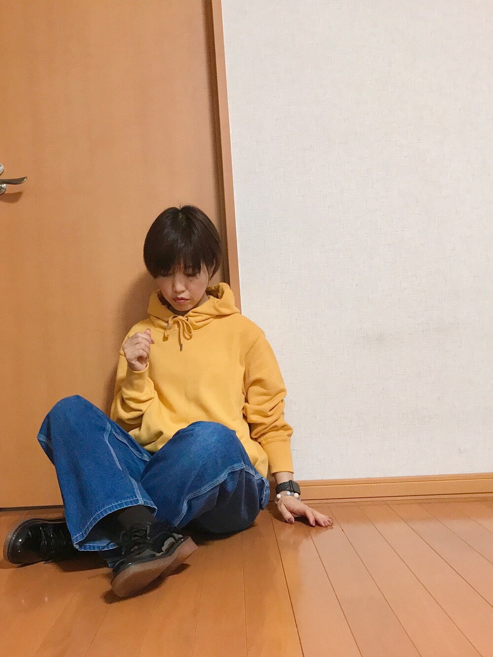 イエロー系のパーカー、その他のフィギュア、その他の雑誌を着用したレディースの秋コーディネートの1枚目の写真