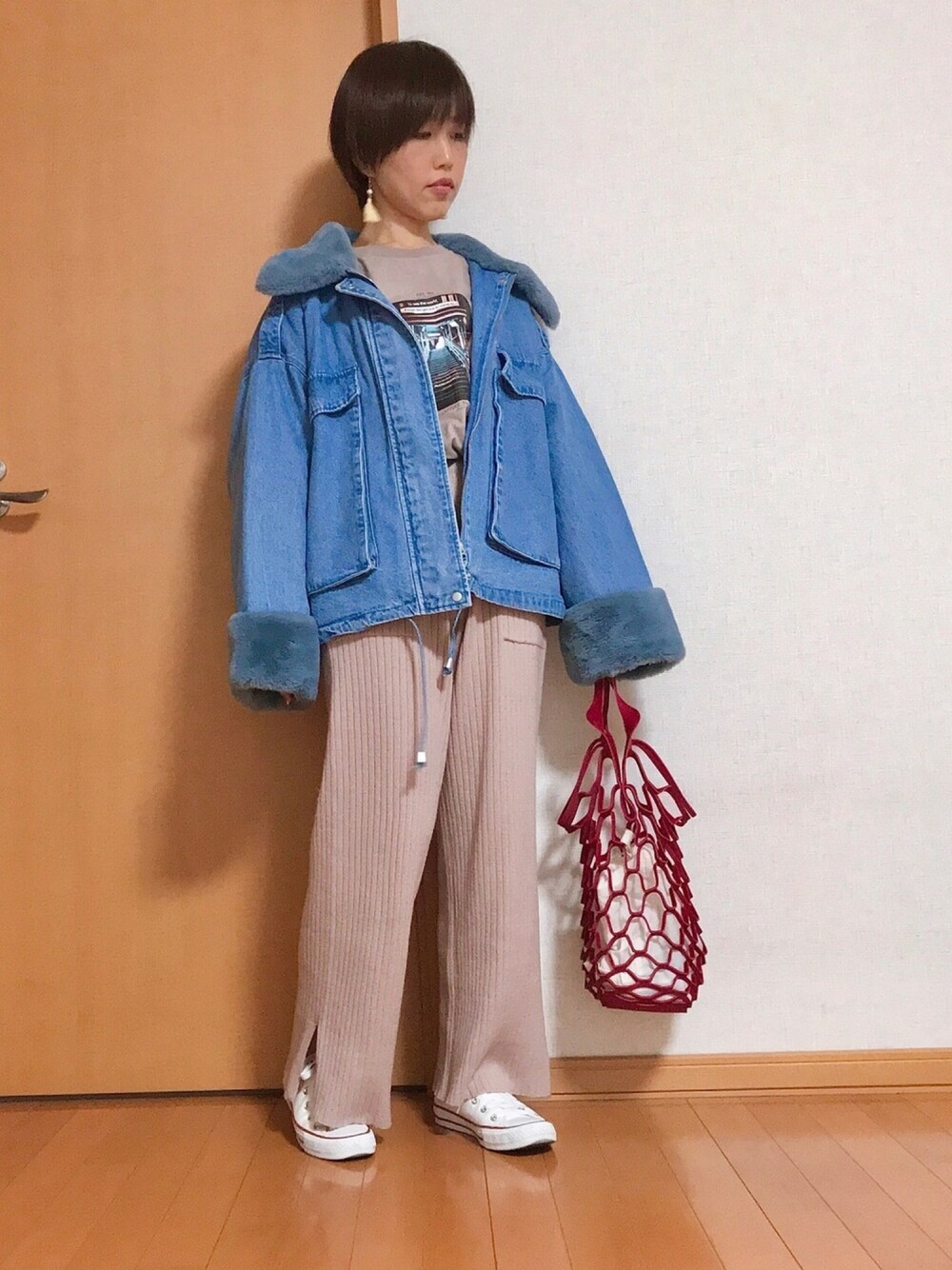 ピンク系のその他パンツ、レッド系のトートバッグ、ブルー系のデニムジャケットを着用したレディースの秋コーディネートの1枚目の写真