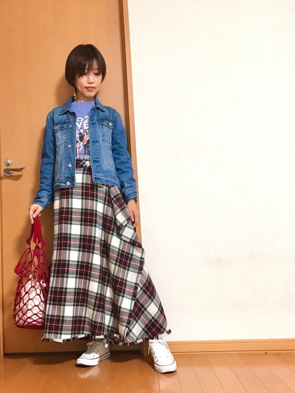 ホワイト系のスカート、ブルー系のTシャツ/カットソー、ブルー系のデニムジャケットを着用したレディースの秋コーディネートの1枚目の写真