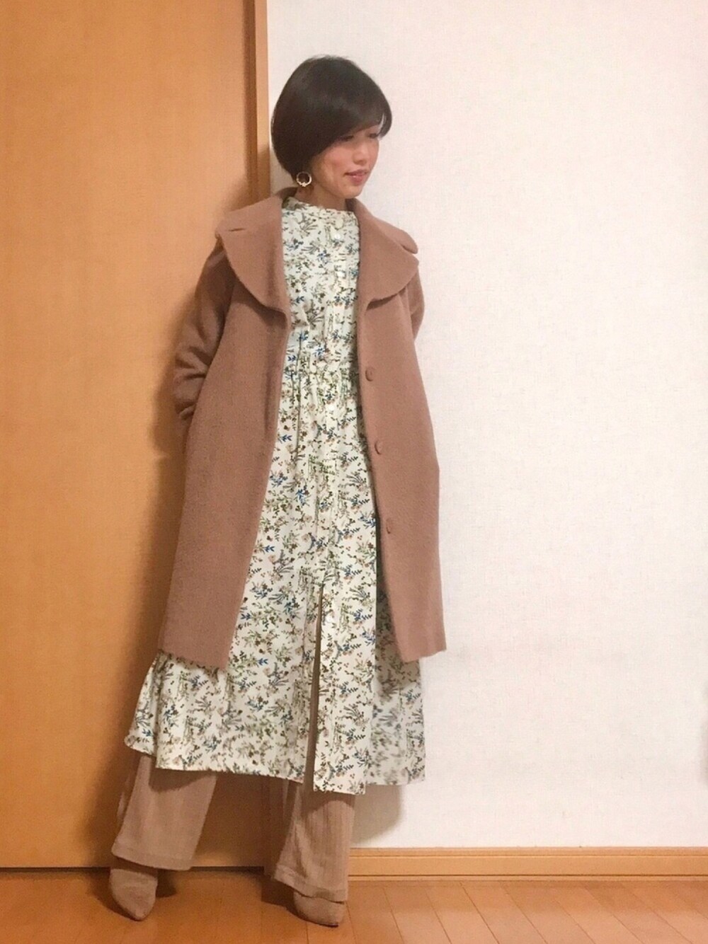 ベージュ系のワンピース、ベージュ系のチェスターコート、ベージュ系のパンツを着用したレディースの冬コーディネートの1枚目の写真