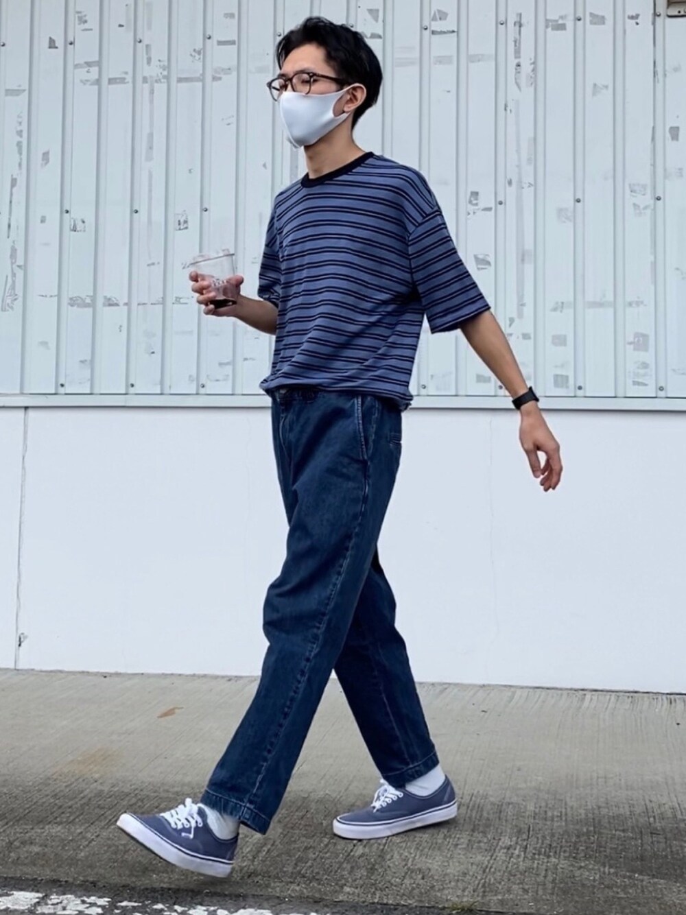 ブルー系のTシャツ/カットソーを着用したメンズの秋コーディネートの1枚目の写真