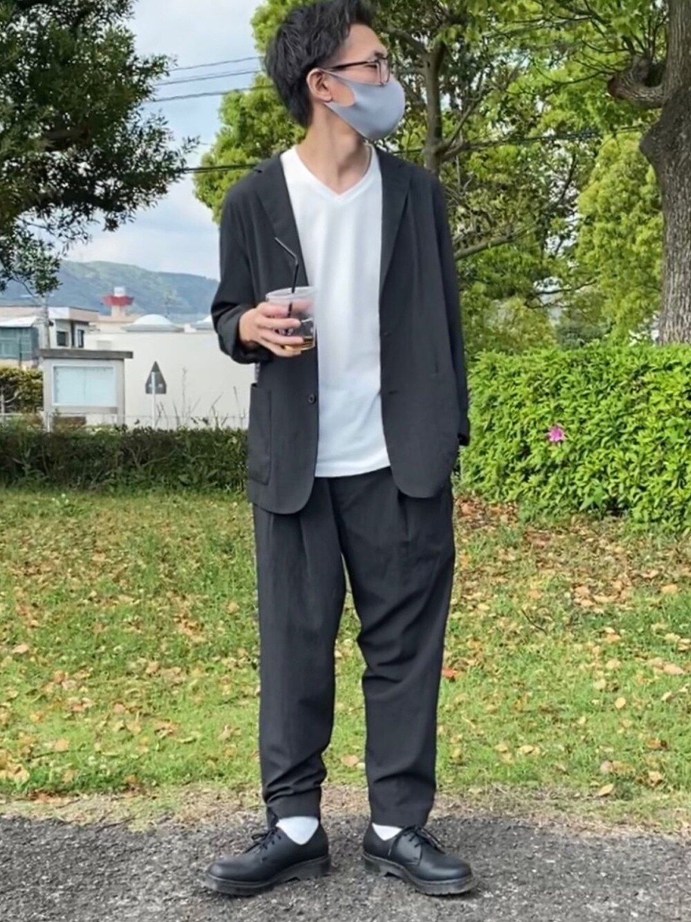 ブラック系のドレスシューズを着用したメンズの春コーディネートの1枚目の写真