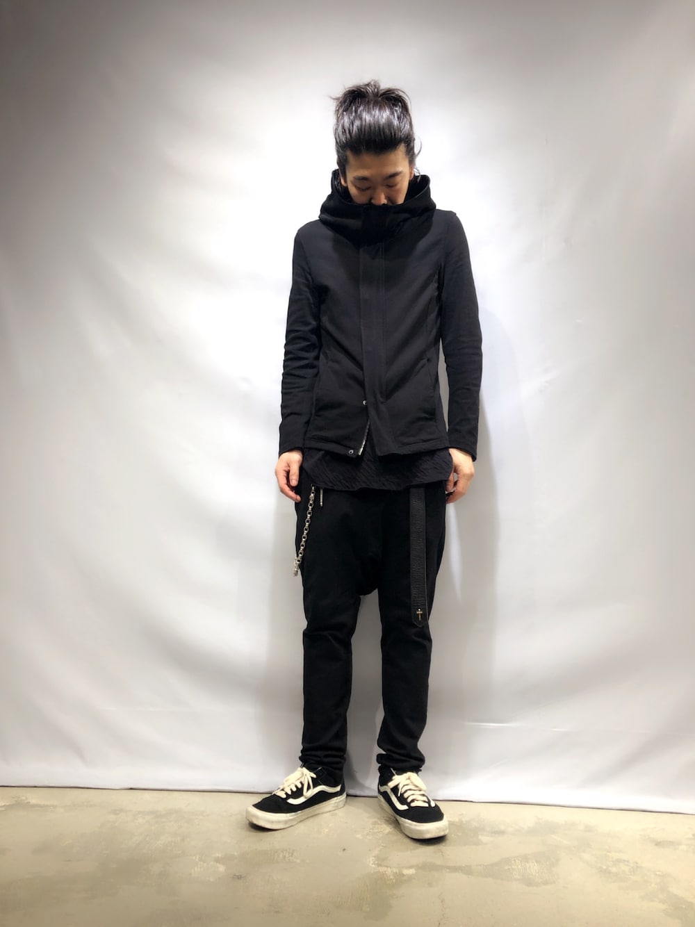 「backlash、ROYAL FLASH、サルエルパンツ、フーディー、モノトーンコーデ、黒、シンプルコーデ、黒スニーカー」｜「ISAMU KATAYAMA BACKLASHのISAMU KATAYAMA  BACKLASH/イサムカタヤマ　バックラッシュ /ストレッチフーディー（パーカー、ブラック系）」を使った、Takatoshi Tsudaさん（メンズ・170cm）の春コーディネートの1枚目の写真
