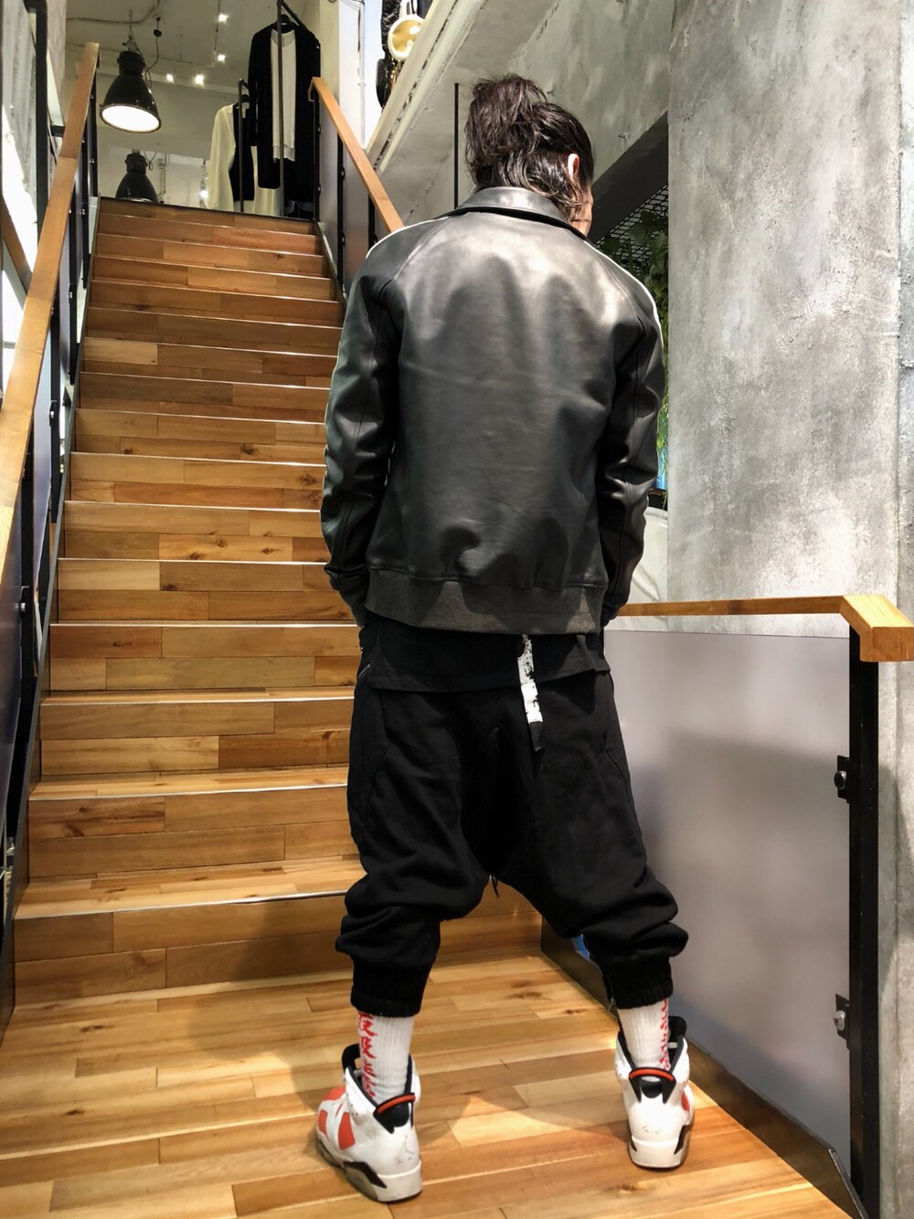 「ROYAL FLASH、ROYAL FLASH ueno、KMRii、黒Tシャツ、black、ブラックコーデ、サルエルパンツ」｜「ISAMU KATAYAMA BACKLASHのアイテム（その他アウター、ブラック系）」を使った、Takatoshi Tsudaさん（メンズ・170cm）の春コーディネートの1枚目の写真