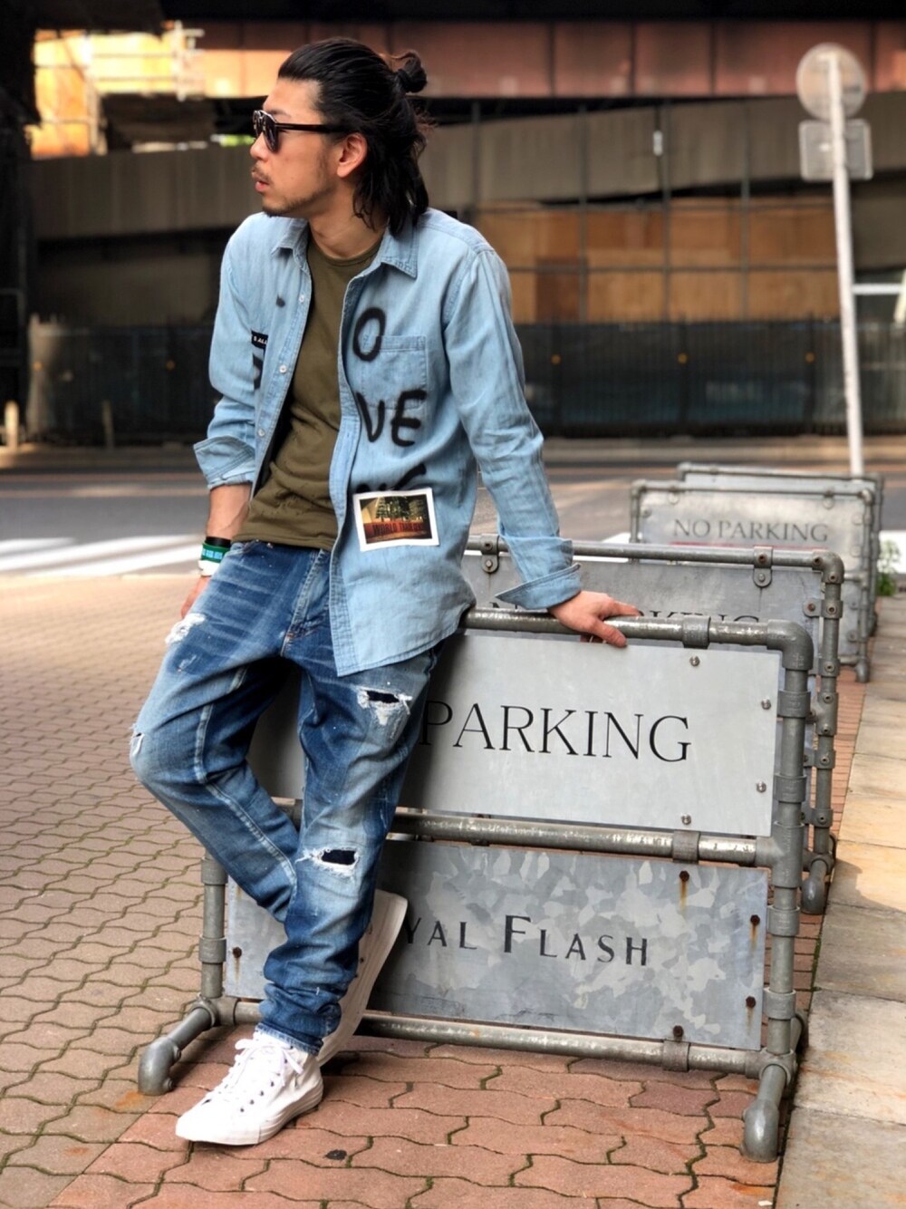 「ROYAL FLASH、ROYAL FLASH ueno、denim、デニムコーデ、Safari、オトナカジュアル、デニム、Free Safari」｜「guernikaのアイテム（シャツ/ブラウス、ブルー系）」を使った、Takatoshi Tsudaさん（メンズ・170cm）の夏コーディネートの1枚目の写真