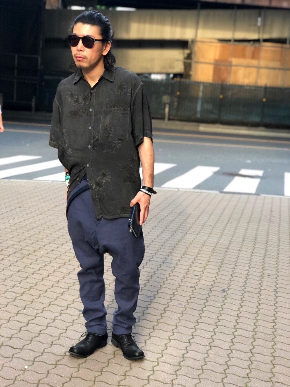 「ROYAL FLASH、ROYAL FLASH ueno、ISAMU KATAYAMA BACKLASH、backlash、summer、ゆるコーデ、半袖シャツ、ネイビー、navy」｜「TOM FORDのアイテム（サングラス、ブラック系）」を使った、Takatoshi Tsudaさん（メンズ・170cm）の夏コーディネートの1枚目の写真