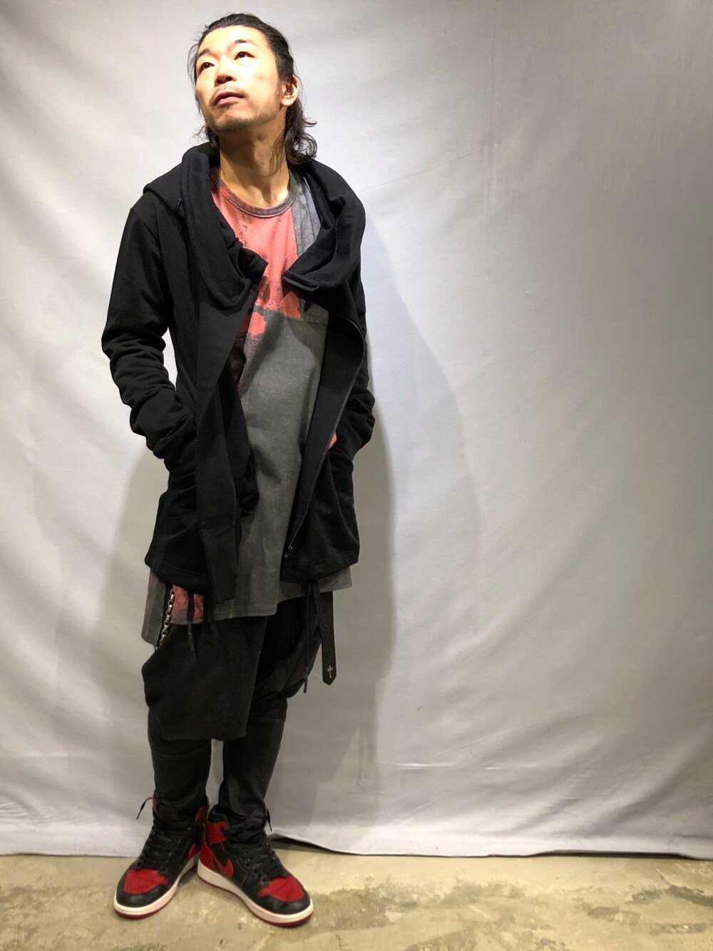 「ROYAL FLASH、ROYAL FLASH ueno、nude:masahiko maruyama、mode、モード、ブラック、モノトーン」｜「nude:masahiko maruyamaのアイテム（パーカー、ブラック系）」を使った、Takatoshi Tsudaさん（メンズ・170cm）の夏コーディネートの1枚目の写真