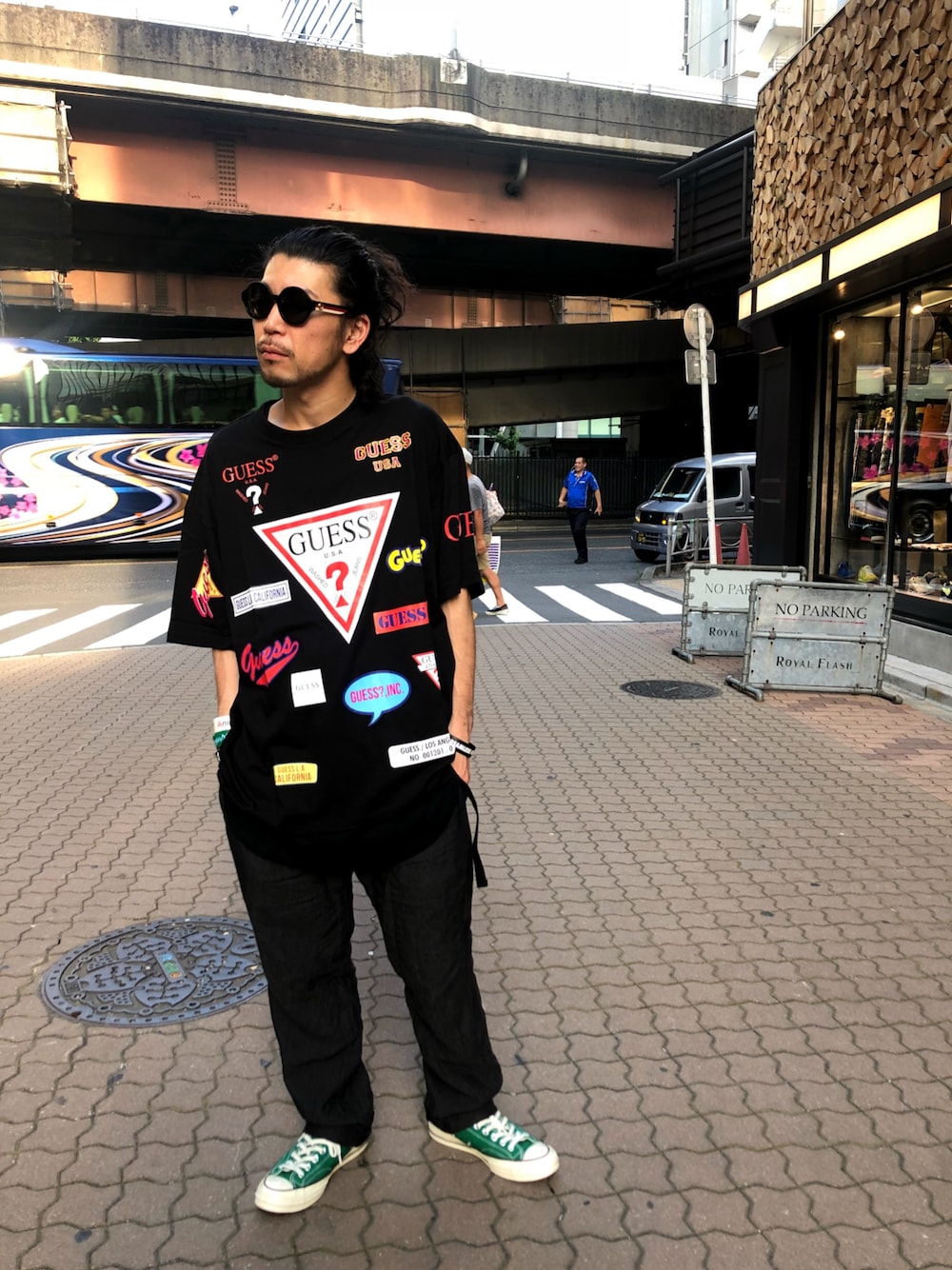 「ROYAL FLASH、guess、royalflash ueno、ロゴT、Exclusive、ビックシルエット」｜「GUCCIのアイテム（サングラス、ブラック系）」を使った、Takatoshi Tsudaさん（メンズ・170cm）の夏コーディネートの1枚目の写真