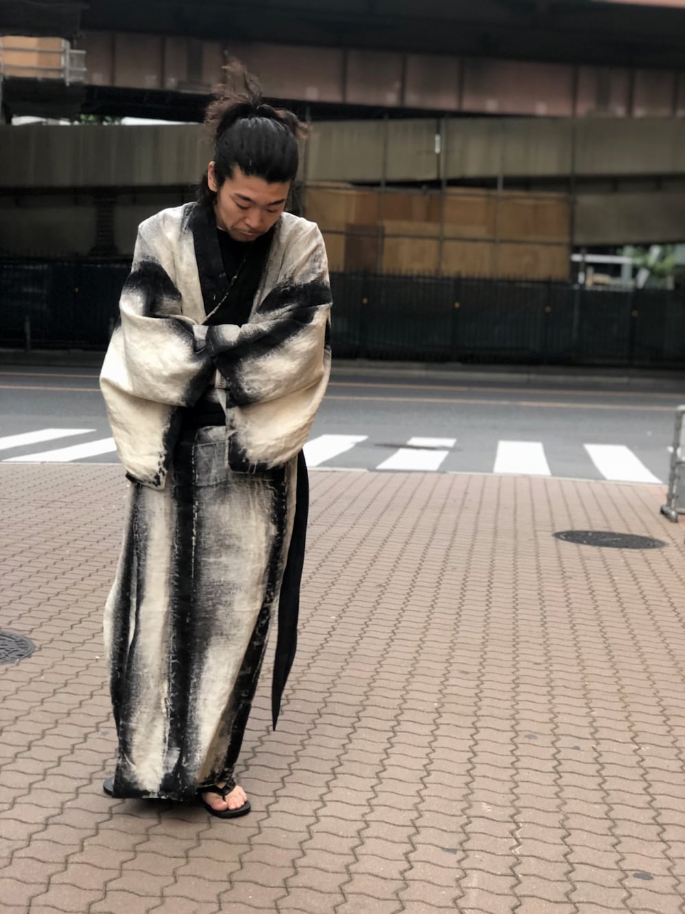 「ROYAL FLASH、ROYAL FLASH ueno、KMRii、浴衣、夏」｜「KMRiiのMAGNOLIA YUKATA（浴衣、ブラック系）」を使った、Takatoshi Tsudaさん（メンズ・170cm）の夏コーディネートの1枚目の写真