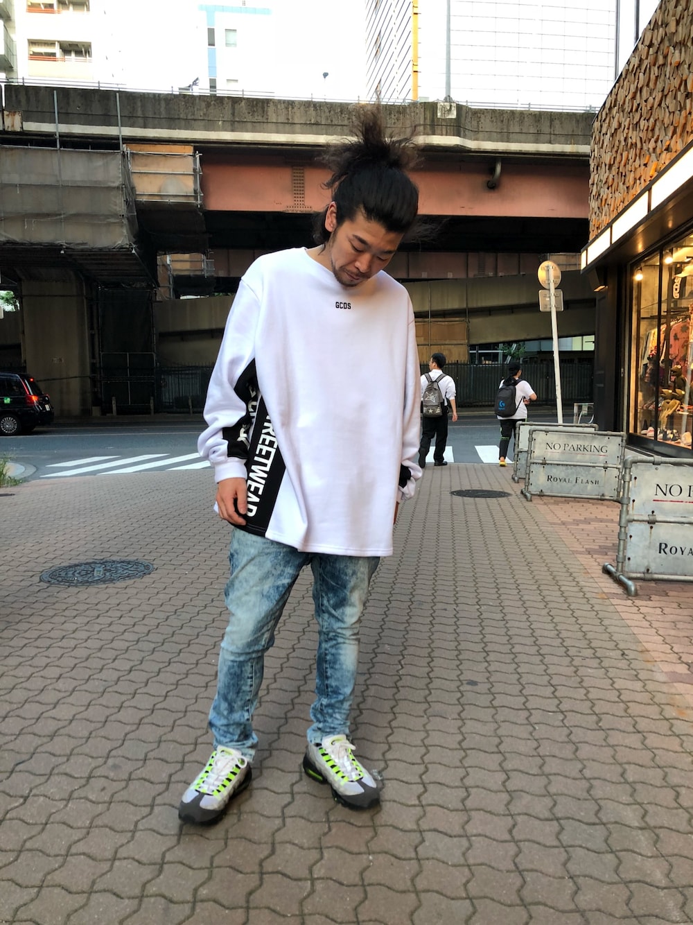 「ROYAL FLASH、ビックシルエット、GCDS、デニムパンツ、秋のコーデ」｜「GCDSのアイテム（トップス、ホワイト系）」を使った、Takatoshi Tsudaさん（メンズ・170cm）の夏コーディネートの1枚目の写真