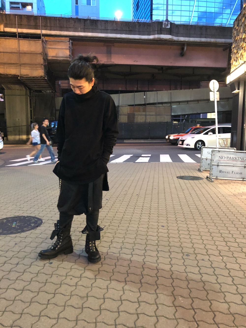 「黒、ROYAL FLASH、ROYAL FLASH ueno、秋のコーデ、ブーツ、ISAMU KATAYAMA BACKLASH、モノトーン、KMRii」｜「KMRiiのKMRii/ケムリ/OVER NECK PULLOVER（スウェット、ブラック系）」を使った、Takatoshi Tsudaさん（メンズ・170cm）の夏コーディネートの1枚目の写真