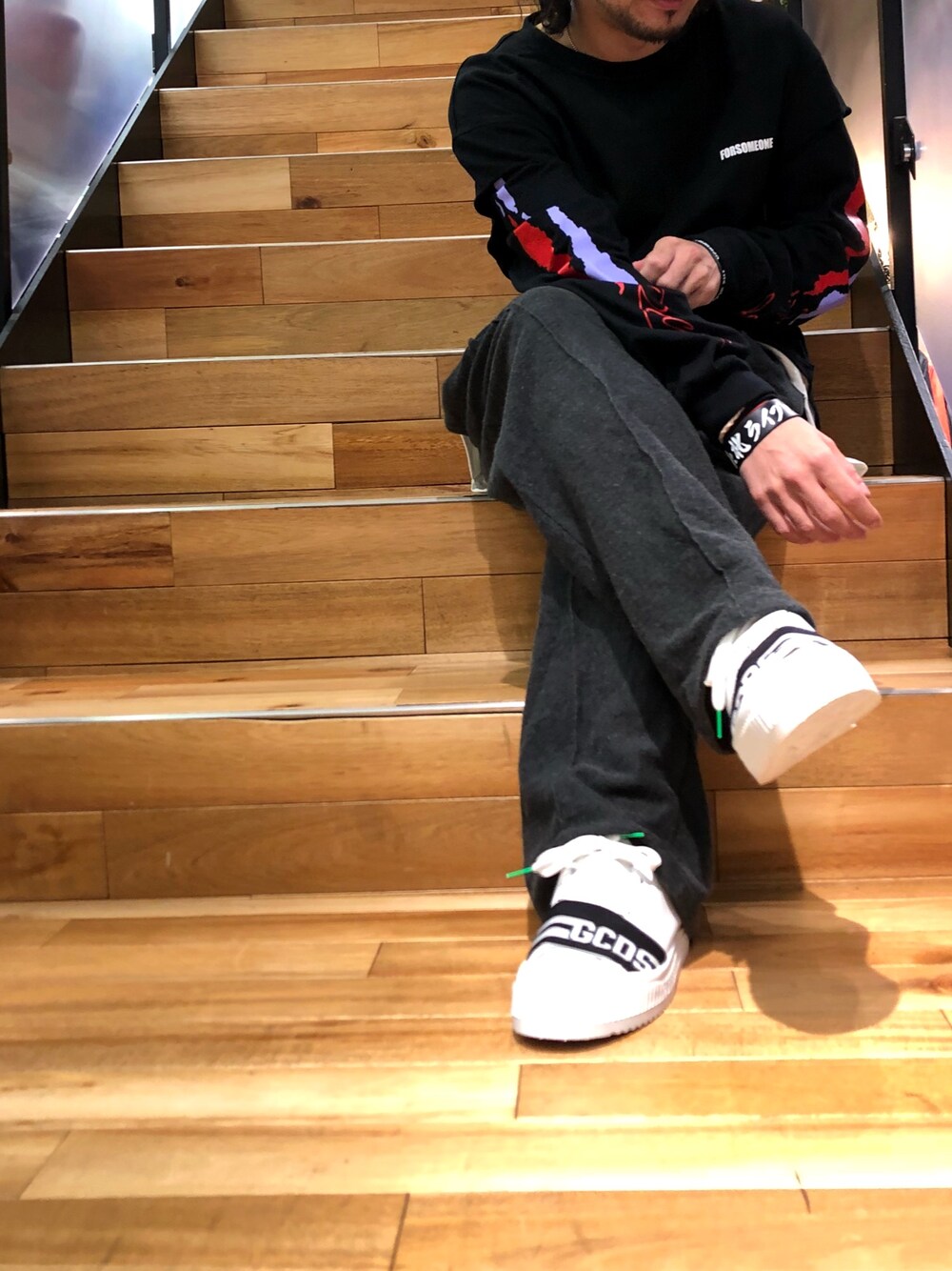 「ROYAL FLASH、royalflash ueno、秋のコーデ、FORSOMEONE、GCDS、ワイドパンツ、モノトーン、スニーカー、street」｜「ROYAL FLASHのFORSOMEONE/フォーサムワン/別注LS カットソー（Tシャツ/カットソー、ブラック系）」を使った、Takatoshi Tsudaさん（メンズ・170cm）の秋コーディネートの1枚目の写真