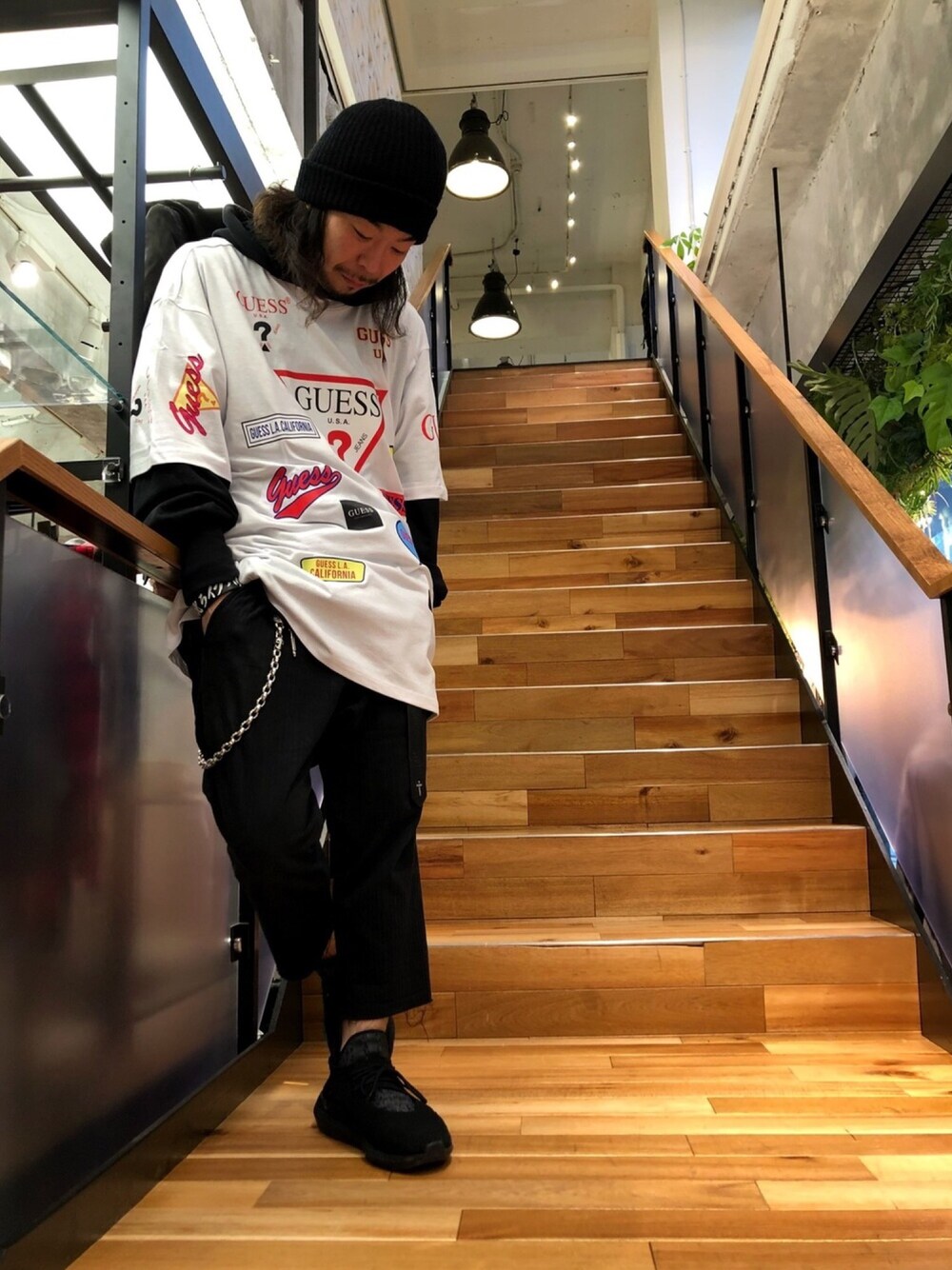 「オーバーサイズ、秋のコーデ、ビックシルエット、ROYAL FLASH、royalflash ueno、guess、ストリート」｜「Guessの【別注】Guess×ROYAL FLASH/ゲス ロゴプリント Tシャツ（Tシャツ/カットソー、ホワイト系）」を使った、Takatoshi Tsudaさん（メンズ・170cm）の秋コーディネートの1枚目の写真