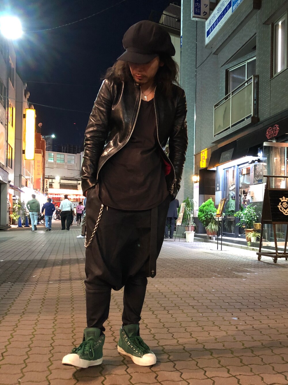 「ROYAL FLASH、ROYAL FLASH ueno、ISAMU KATAYAMA BACKLASH、黒、差し色、converse、モード、ライダース」｜「ISAMU KATAYAMA BACKLASHのISAMUKATAYAMA  BACKLASH/イサムカタヤマ　バックラッシュ/キャスケット（キャスケット、ブラック系）」を使った、Takatoshi Tsudaさん（メンズ・170cm）の秋コーディネートの1枚目の写真