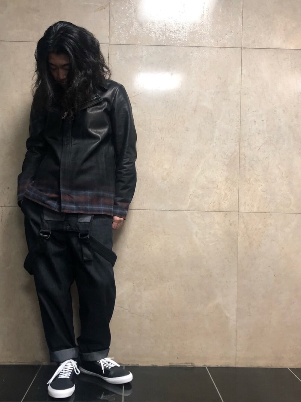 「ROYAL FLASH、ROYAL FLASH ueno、ISAMU KATAYAMA BACKLASH、秋コーデ、デニムパンツ、ワイドパンツ、レザージャケット、ライダース、チェック柄」｜「ISAMU KATAYAMA BACKLASHのISAMUKATAYAMA BACKLASH/イサムカタヤマ バックラッシュ/JPNホースクロームボンディングライダース（ライダースジャケット、ブラック系）」を使った、Takatoshi Tsudaさん（メンズ・170cm）の秋コーディネートの1枚目の写真