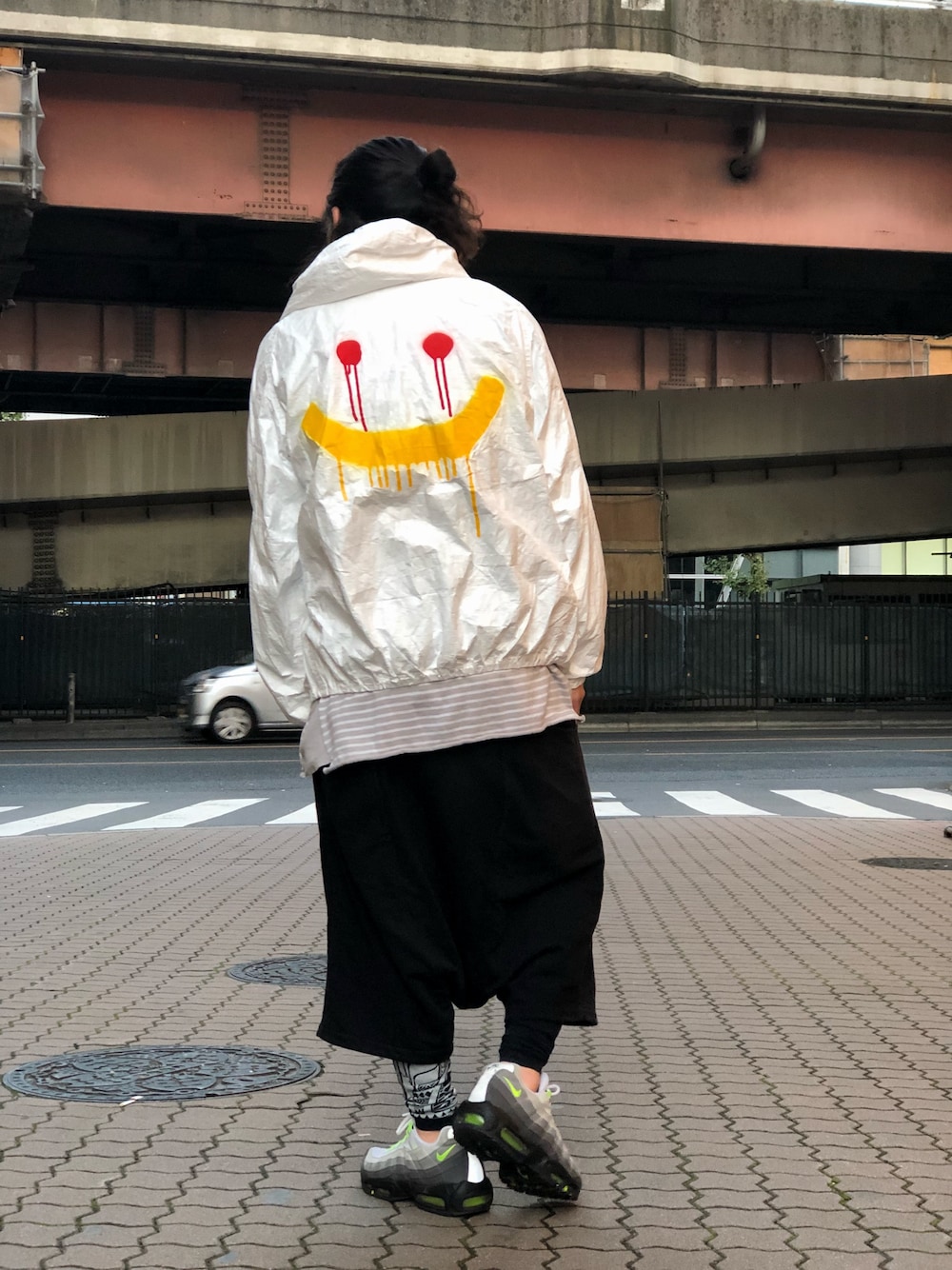 「ROYAL FLASH、ROYAL FLASH ueno、スニーカー、ueg、ストリート、秋のコーデ、street」｜「UEGのUEG/ユーイージー/SMILE SPRAYED（ブルゾン、ホワイト系）」を使った、Takatoshi Tsudaさん（メンズ・170cm）の秋コーディネートの1枚目の写真