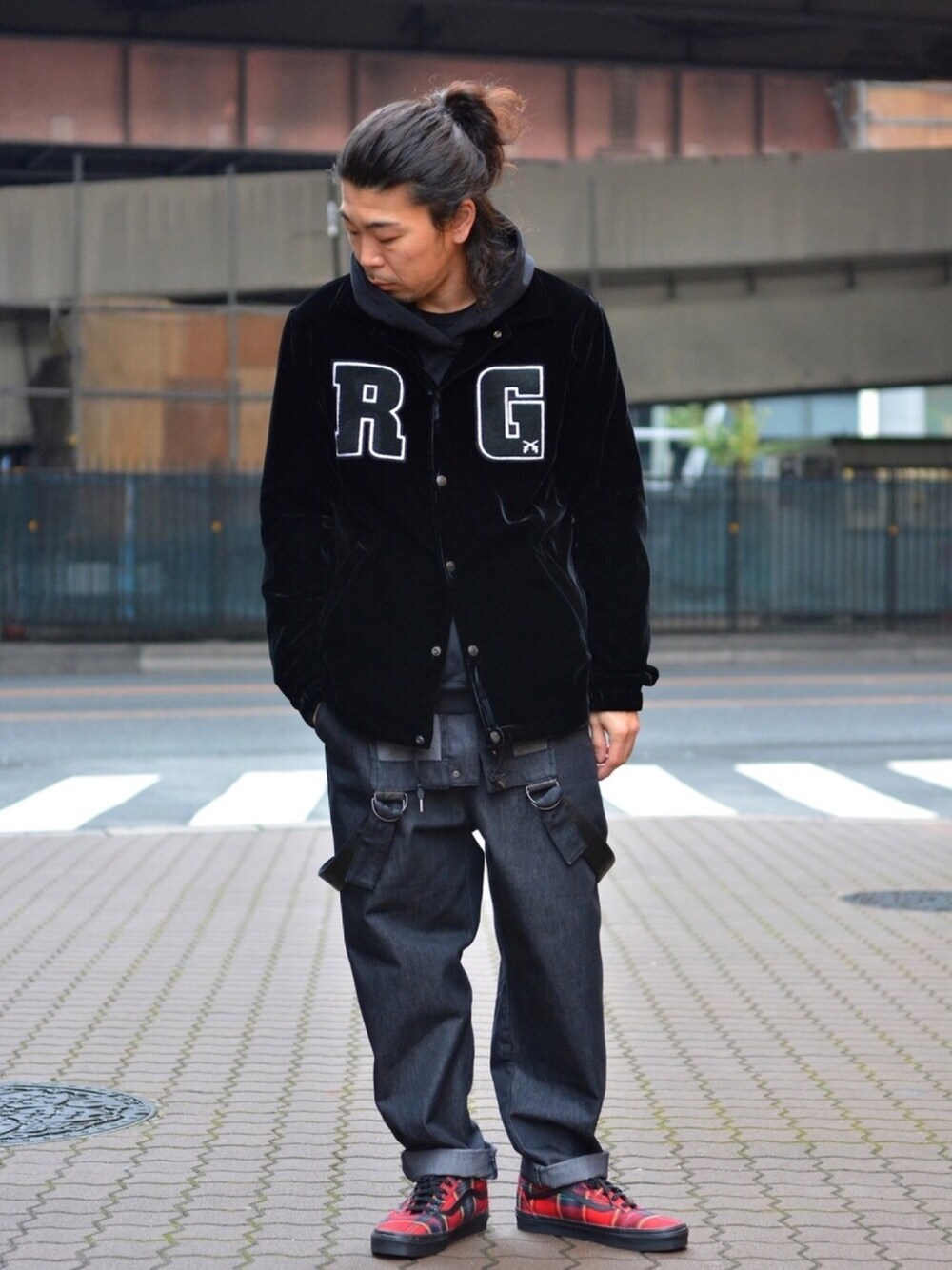 「ROYAL FLASH、ROYAL FLASH ueno、秋コーデ、コーチジャケット、roar、ISAMU KATAYAMA BACKLASH、VANS、ラフ」｜「ISAMU KATAYAMA BACKLASHのアイテム（サロペット/オーバーオール、ブルー系）」を使った、Takatoshi Tsudaさん（メンズ・170cm）の秋コーディネートの1枚目の写真