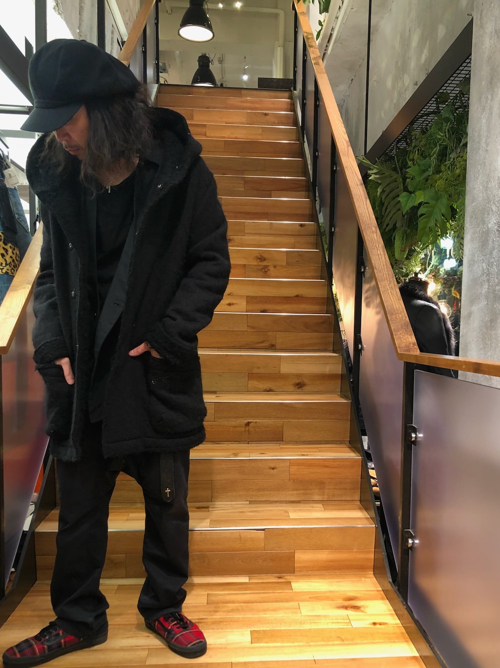 「ROYAL FLASH、ROYAL FLASH ueno、roar、黒コーデ、モノトーン、VANS」｜「ISAMU KATAYAMA BACKLASHのISAMUKATAYAMA  BACKLASH/イサムカタヤマ　バックラッシュ/キャスケット（キャスケット、ブラック系）」を使った、Takatoshi Tsudaさん（メンズ・170cm）の秋コーディネートの1枚目の写真