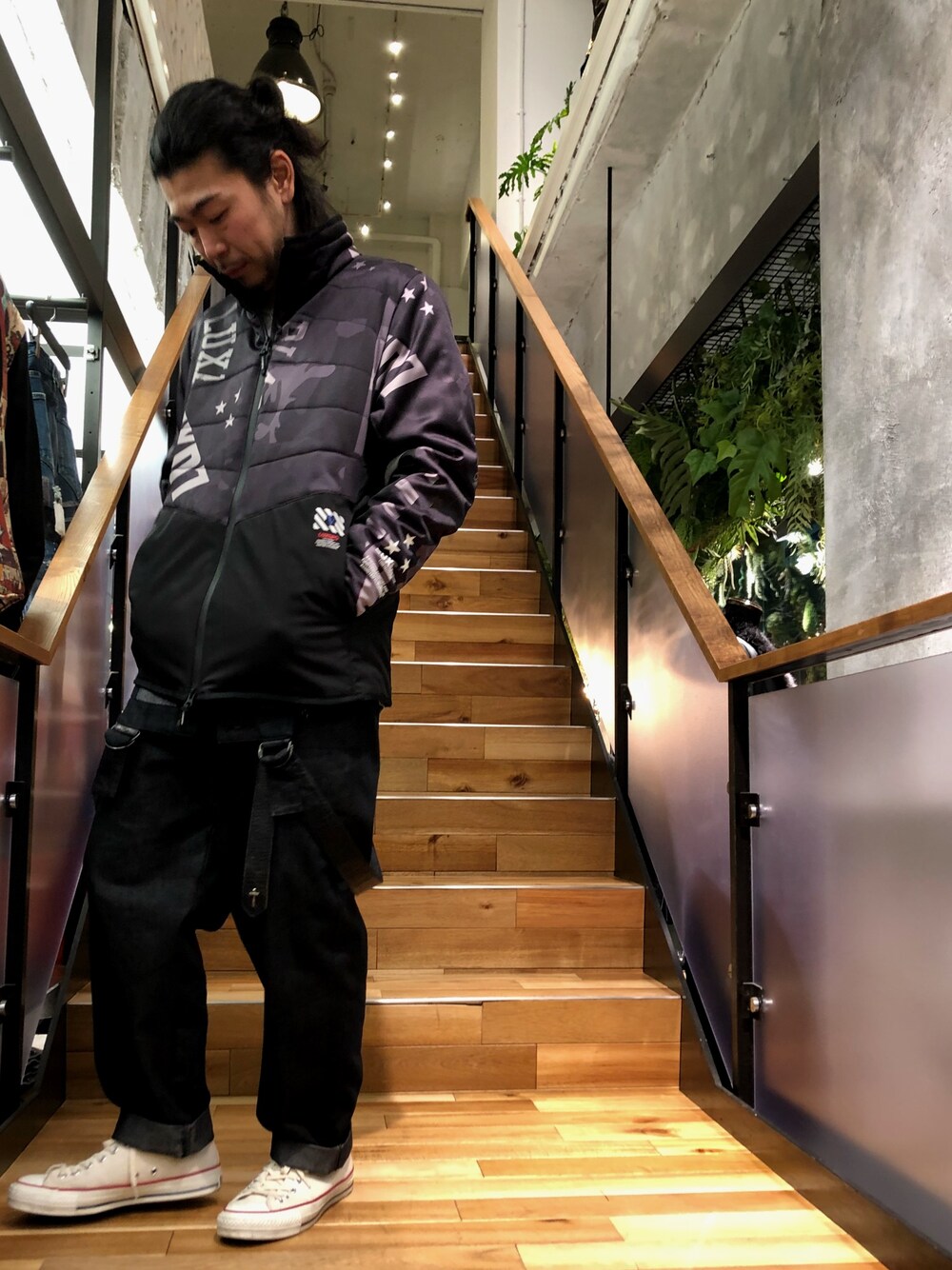 「ROYAL FLASH、ROYAL FLASH ueno、AKM、スポーツミックス、ラグスポ」｜「AKMの【SENSE 11月号掲載商品】LUXE163 AKMBB×ROYAL FLASH/別注HYBRID WARMER STAND/ハイブリッド ウォーマースタンド（ブルゾン、ブラック系）」を使った、Takatoshi Tsudaさん（メンズ・170cm）の秋コーディネートの1枚目の写真