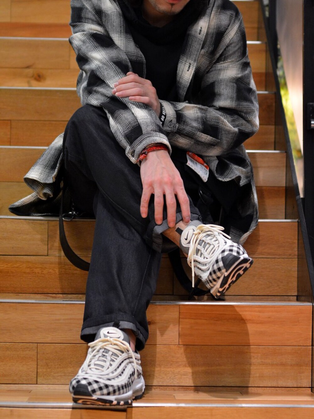 「ROYAL FLASH、ROYAL FLASH ueno、NIKE AIR MAX、NIKE、チェツクシャツ、チェック、ストリート」｜「cathy janeのアイテム（シャツ/ブラウス、ブラック系）」を使った、Takatoshi Tsudaさん（メンズ・170cm）の秋コーディネートの1枚目の写真