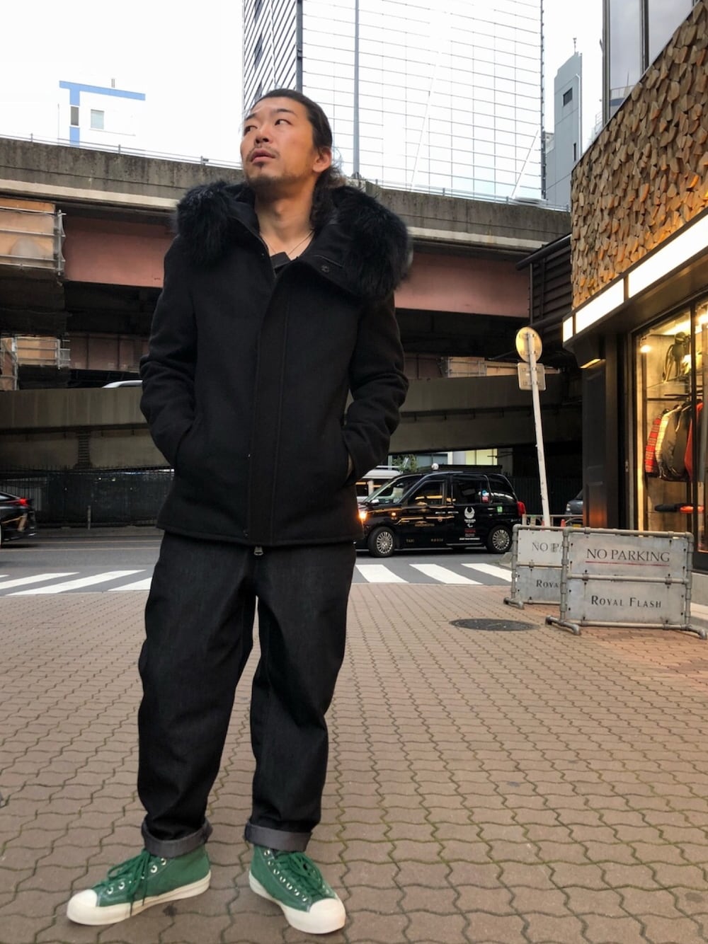 「ROYAL FLASH、ROYAL FLASH ueno、大人カジュアル、ロールアップ、オールブラック、コート、ISAMU KATAYAMA BACKLASH」｜「ISAMU KATAYAMA BACKLASHのアイテム（サロペット/オーバーオール、ブルー系）」を使った、Takatoshi Tsudaさん（メンズ・170cm）の秋コーディネートの1枚目の写真
