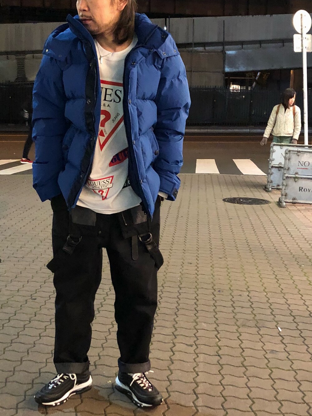 「ROYAL FLASH、ROYAL FLASH ueno、青、ダウンジャケット、ゆるコーデ、WOOLRICH、guess、NIKE」｜「WOOLRICHのWOOLRICH（ウールリッチ）M WINDSTOPPER PUFFY/ウィンドストッパー パフィーダウン（ダウンジャケット/コート、ブルー系）」を使った、Takatoshi Tsudaさん（メンズ・170cm）の秋コーディネートの1枚目の写真