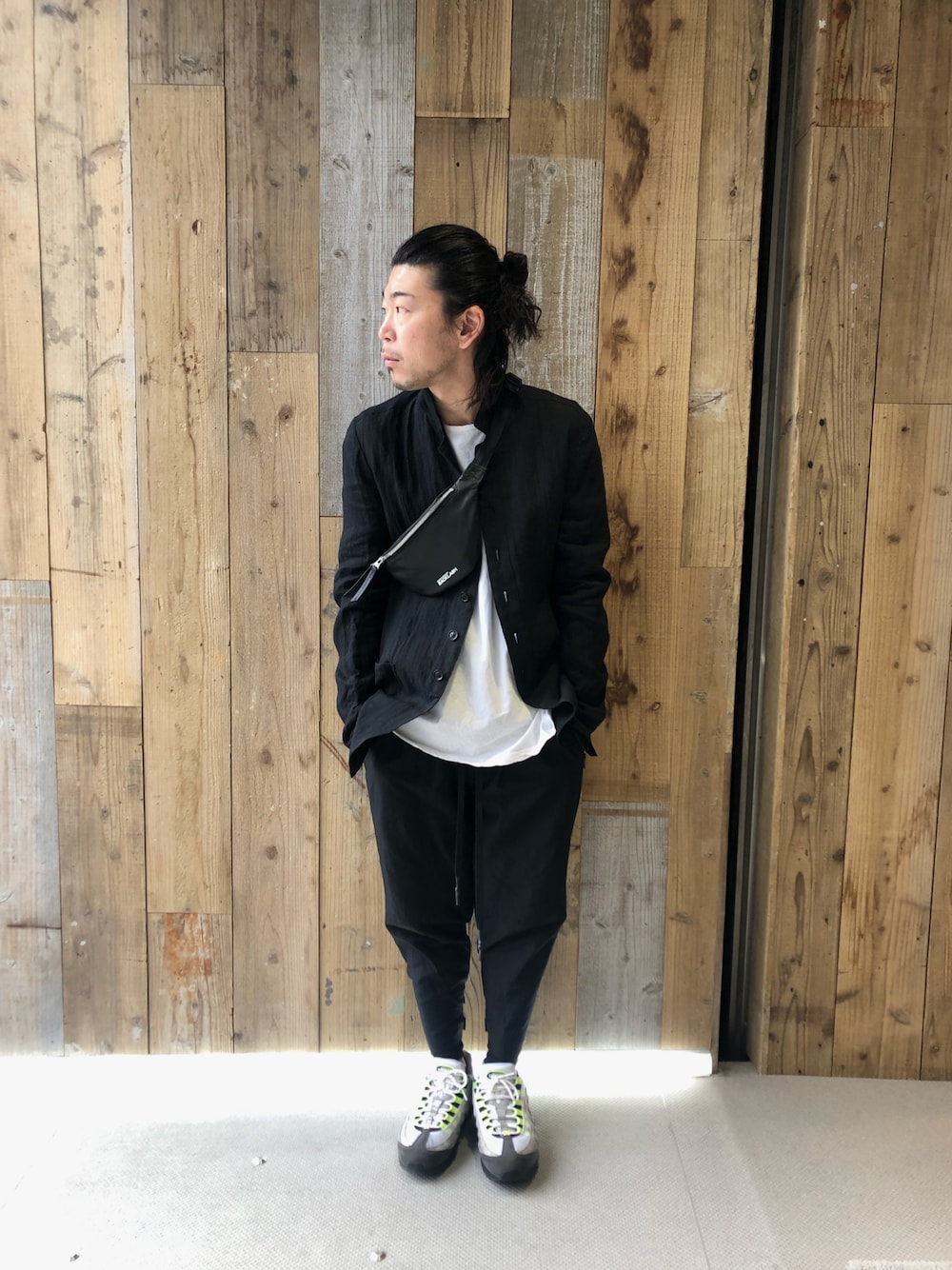 「ROYAL FLASH、nude:masahiko maruyama、ISAMU KATAYAMA BACKLASH、スニーカーコーデ、ゆるコーデ、モノトーン、ブラック、タックイン、ブラックコーデ」｜「nude:masahiko maruyamaのアイテム（テーラードジャケット、ブラック系）」を使った、Takatoshi Tsudaさん（メンズ・170cm）の冬コーディネートの1枚目の写真