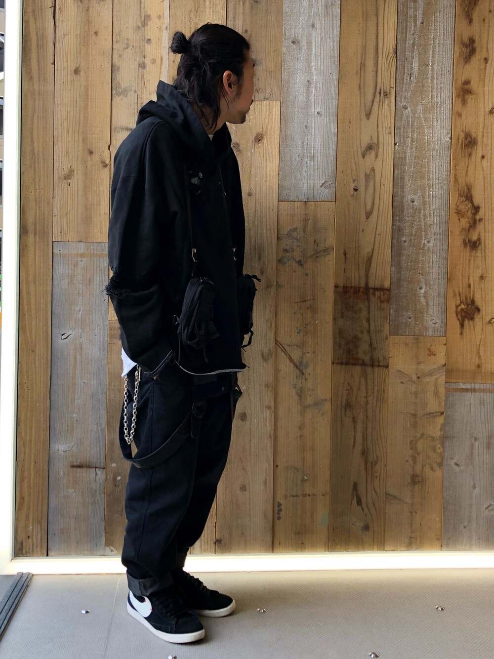 「ROYAL FLASH、ロイヤルフラッシュ、ストリートMIX、オーバーサイズ、黒、NIKE、黒コーデ、ISAMU KATAYAMA BACKLASH」｜「ROYAL FLASHのnahezu gleich/ナエツ グロイヒ/BUCKLE BELT PK/バックルベルトパーカー（パーカー、ブラック系）」を使った、Takatoshi Tsudaさん（メンズ・170cm）の冬コーディネートの1枚目の写真
