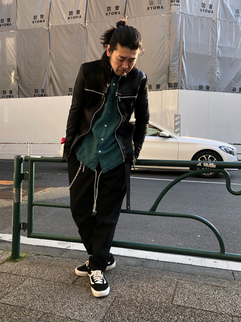 「ROYAL FLASH、差し色(緑)、差し色、春、新作、レザージャケット、ブラック、14th Addiction、ISAMU KATAYAMA BACKLASH、VANS」｜「14th Addictionの14th Addiction/フォーティーンスアディクション/CROSS ZIP SINGLE RD/クロスジップ シングルライダース（ライダースジャケット、ブラック系）」を使った、Takatoshi Tsudaさん（メンズ・170cm）の冬コーディネートの1枚目の写真
